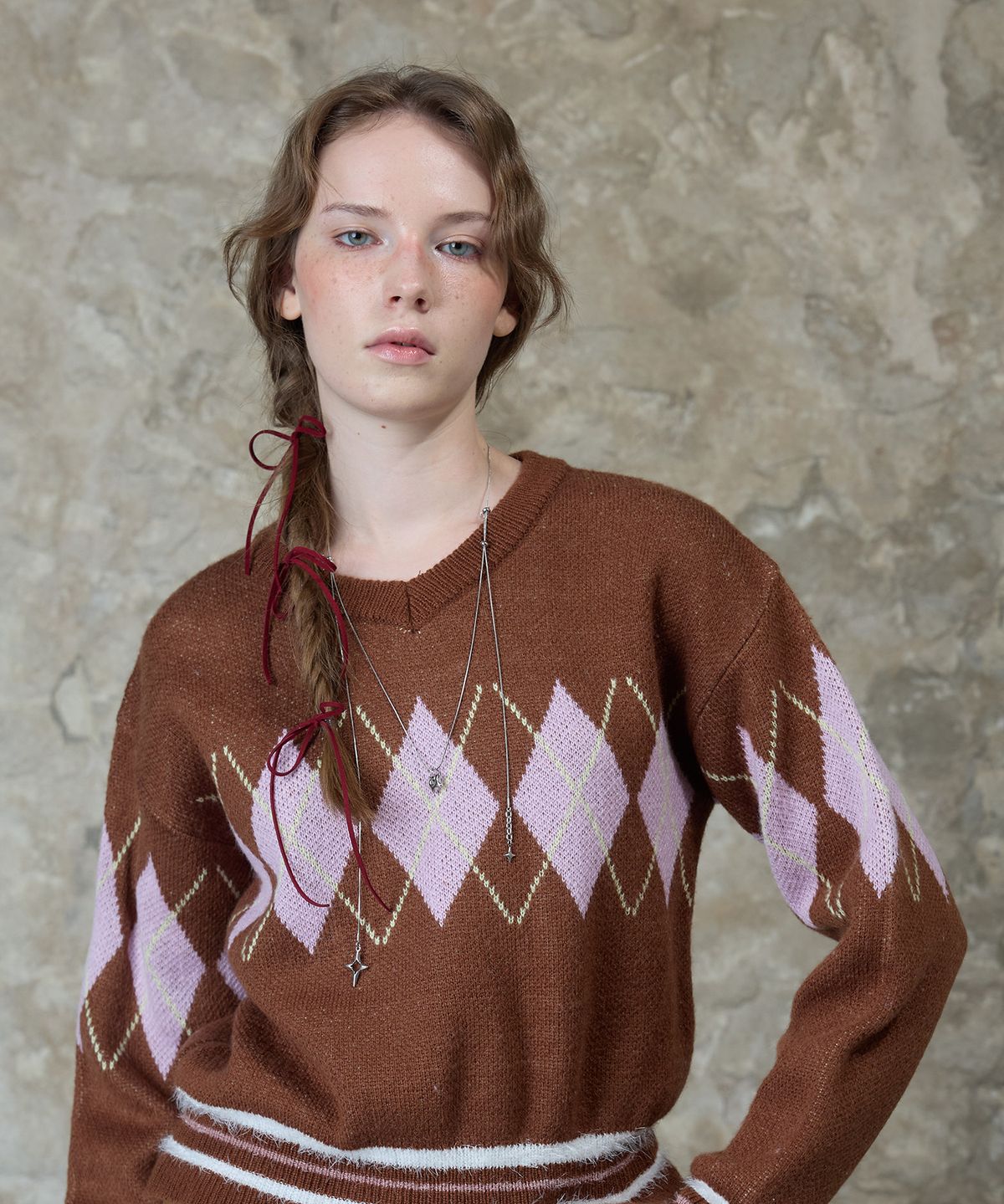 라티젠(LARTIGENT) L13 ARGYLE V-NECK KNIT(BROWN)