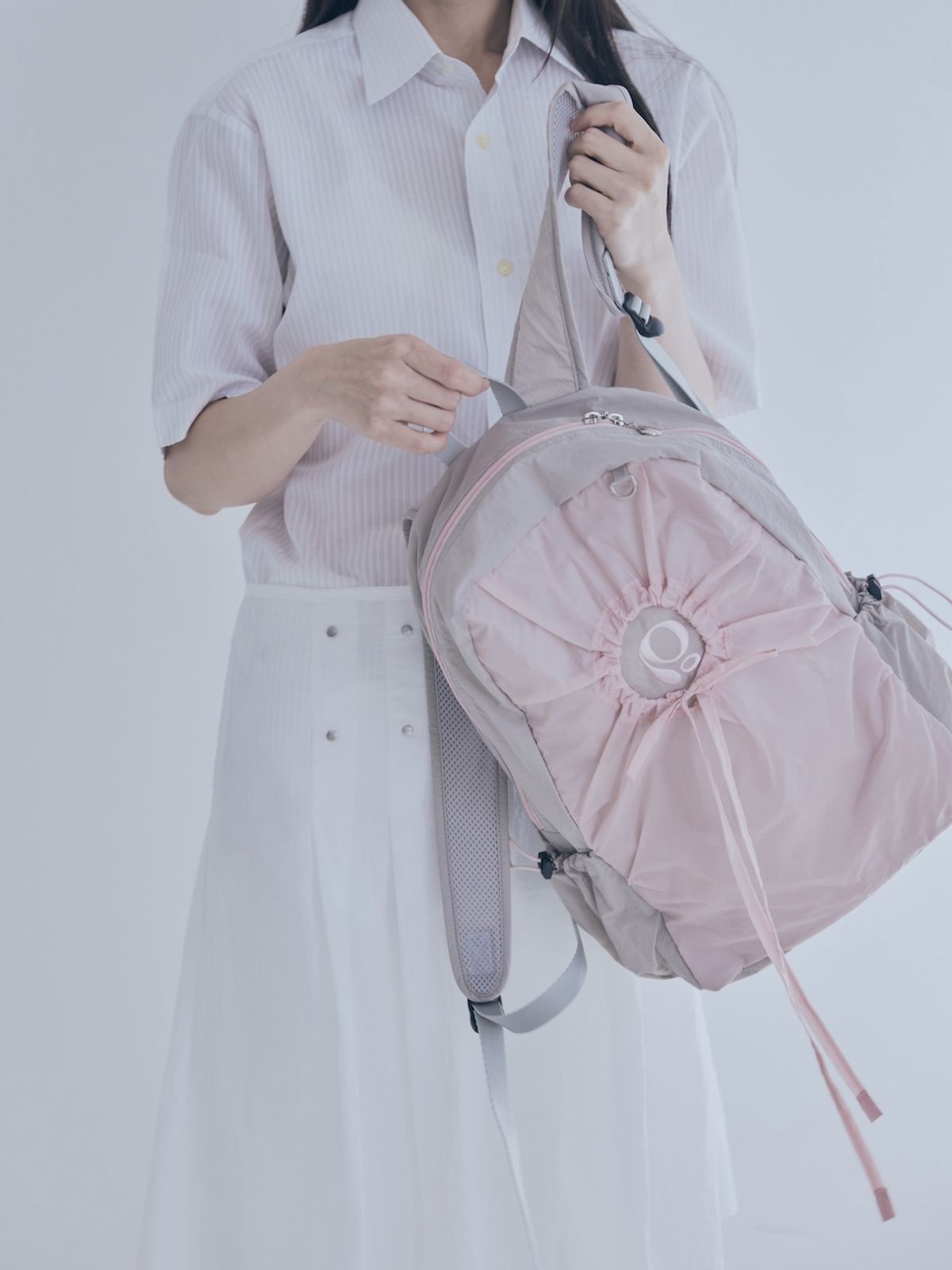 포이에(POIE) hole string PO backpack (pink gray)
