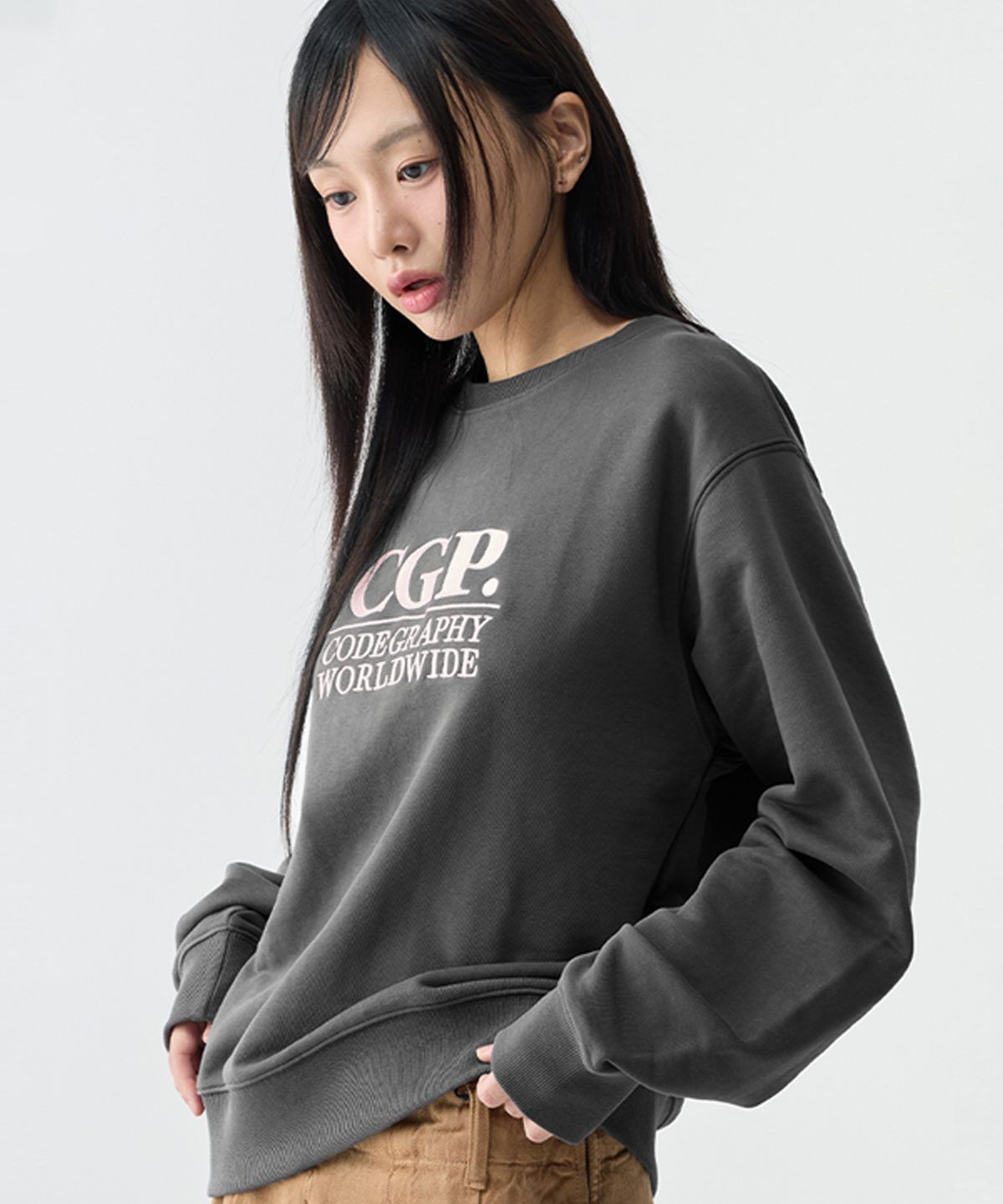 코드그라피(CGP) (우먼) 스퀘어 로고 맨투맨_차콜