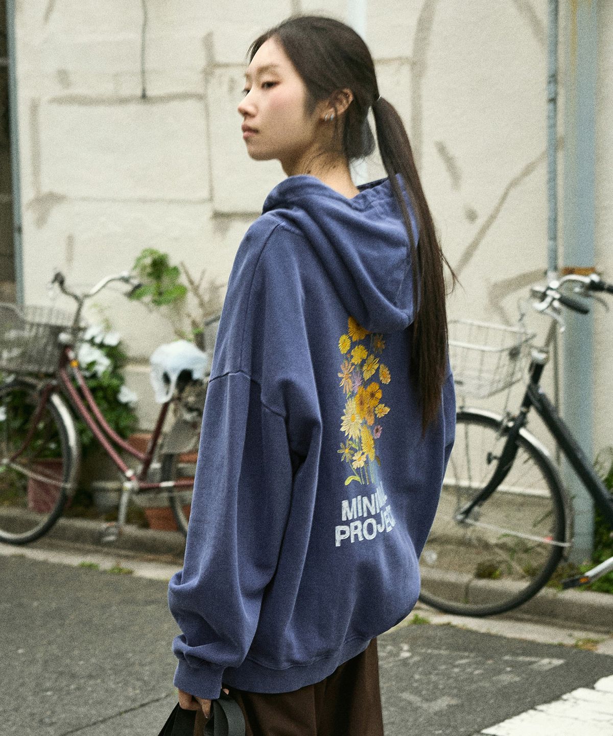 미니멀프로젝트(MINIMALPROJECT) 플라워 프린팅 피그먼트 후드티 MHT124 [NAVY]
