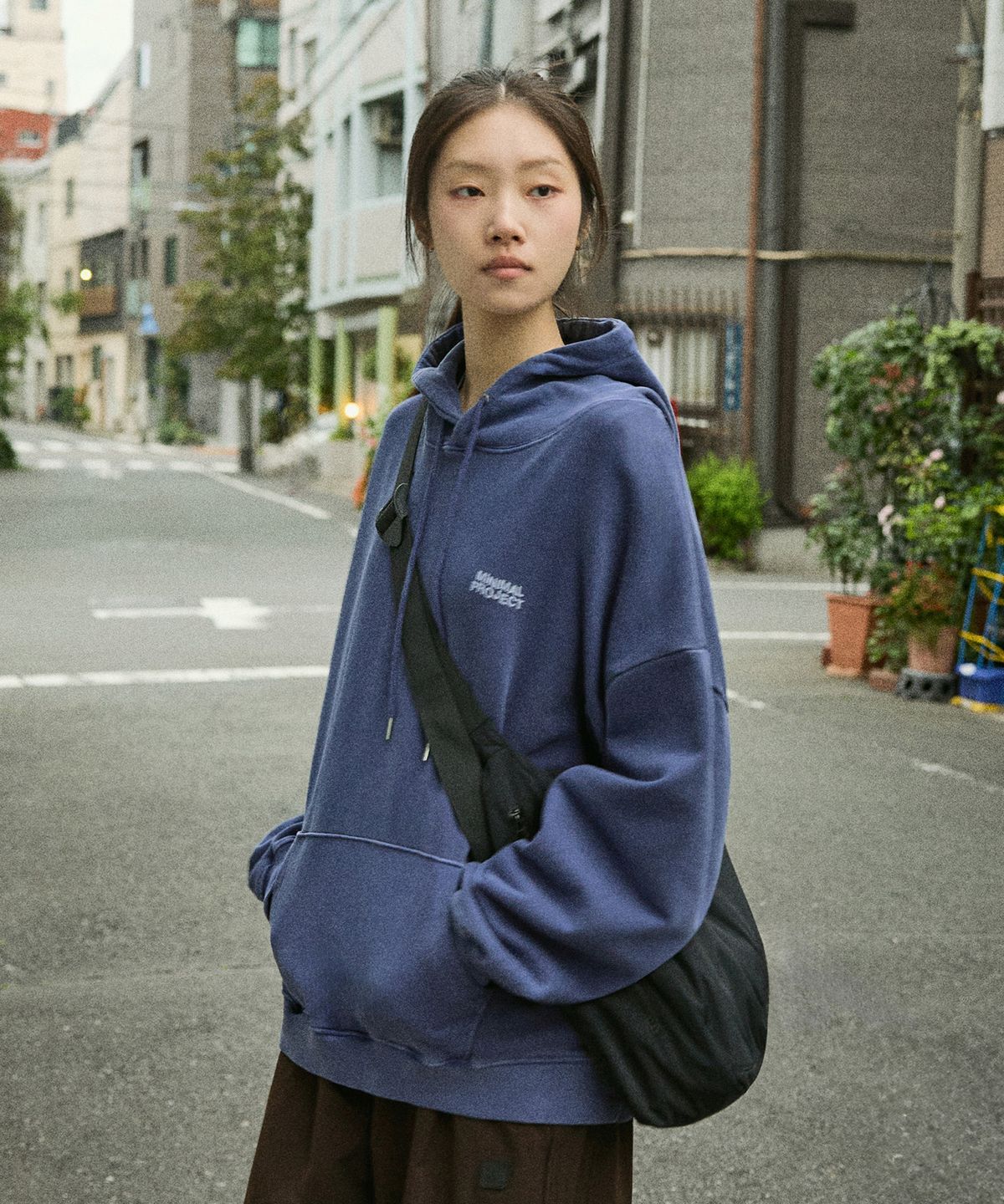 미니멀프로젝트(MINIMALPROJECT) 플라워 프린팅 피그먼트 후드티 MHT124 [NAVY]