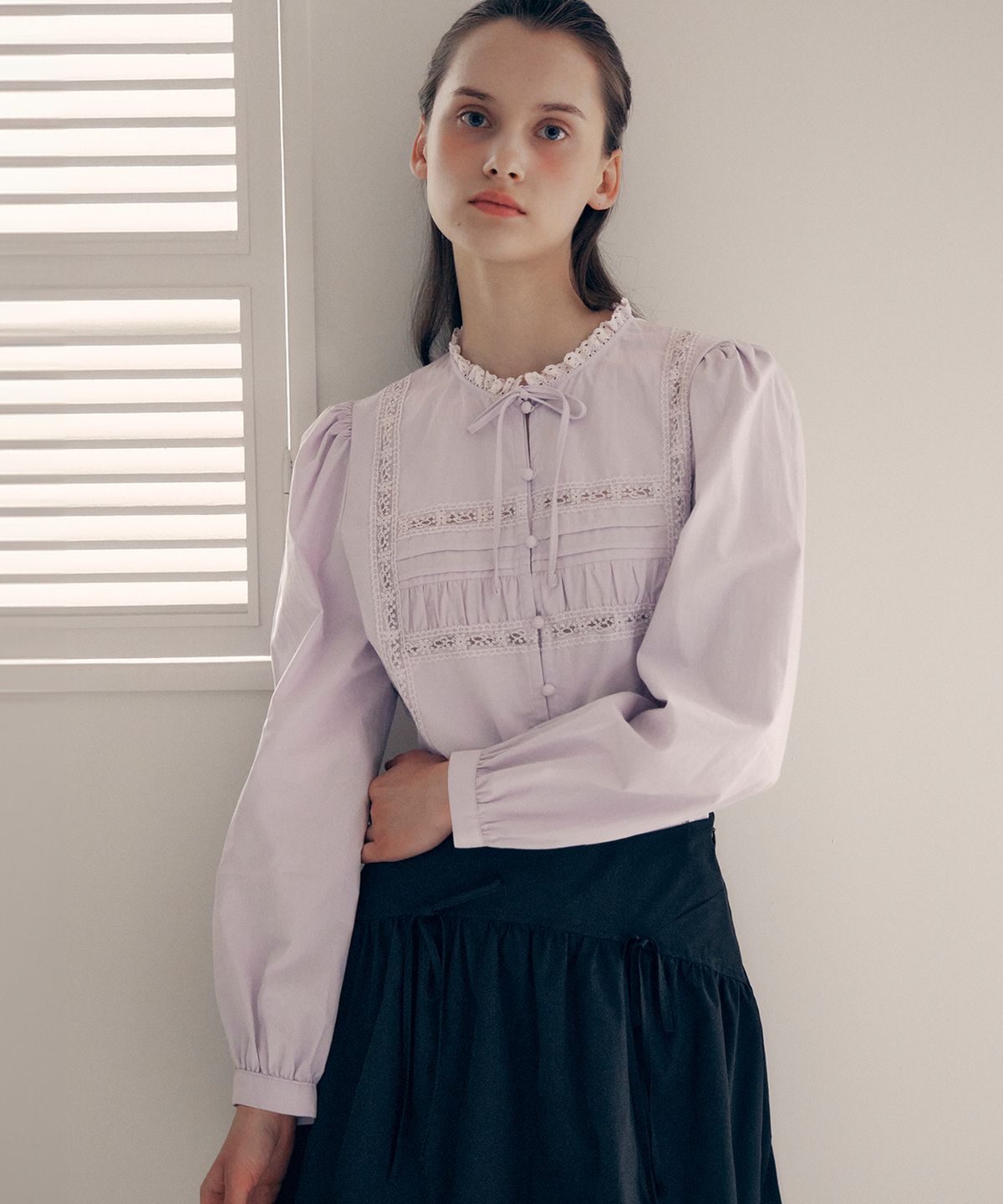 로라로라(ROLAROLA) HIGH NECK FRILL BLOUSE LAVENDER