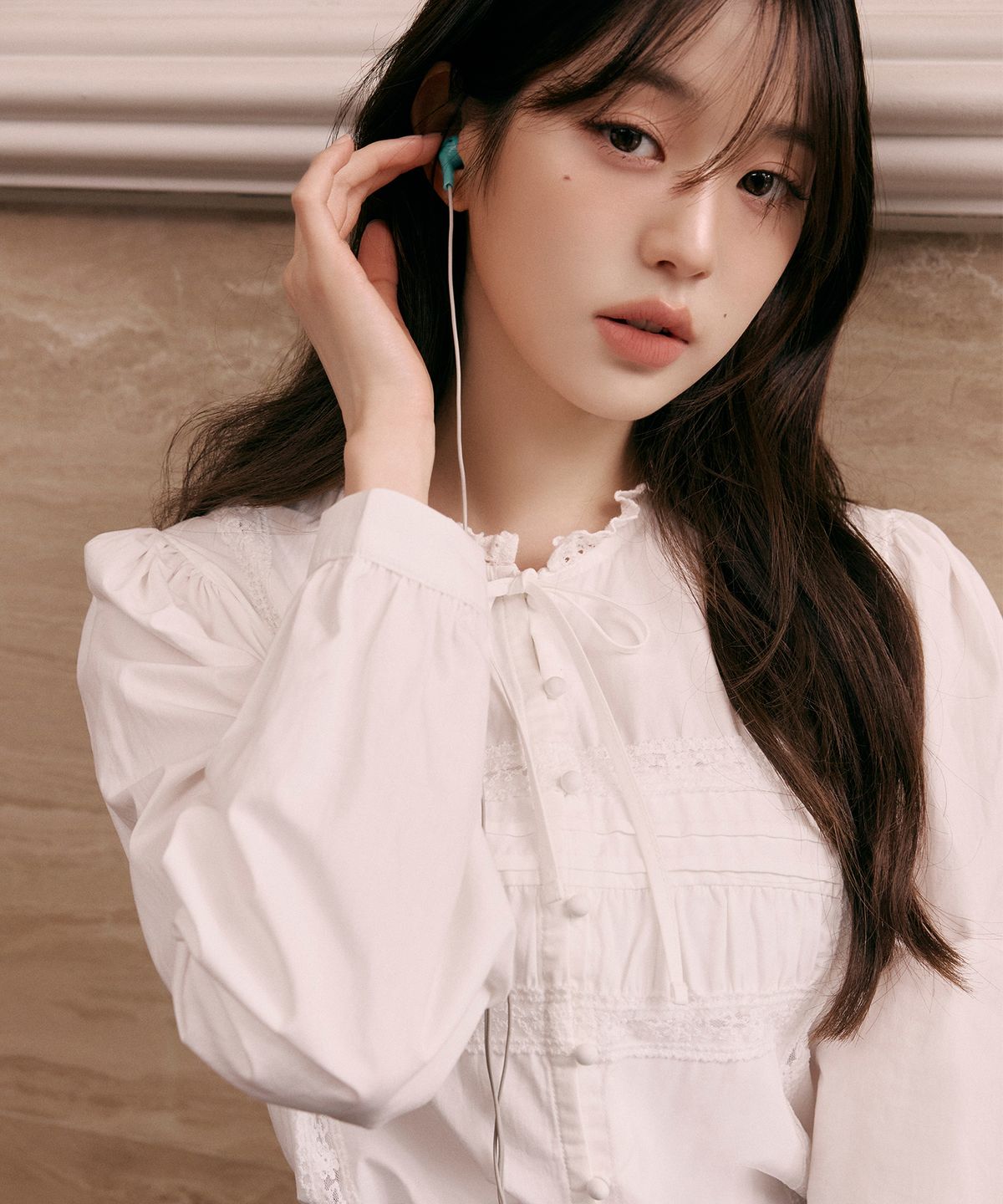 로라로라(ROLAROLA) HIGH NECK FRILL BLOUSE WHITE