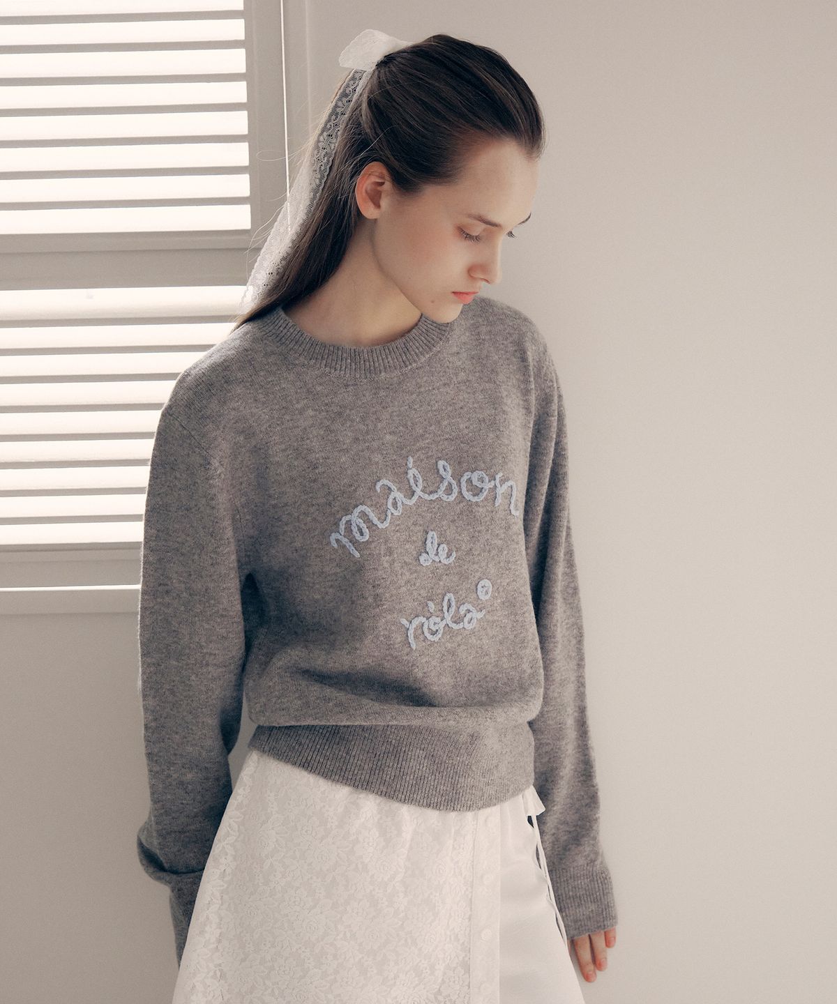 로라로라(ROLAROLA) MAISON DE ROLA EMBROIDERY KNIT GRAY