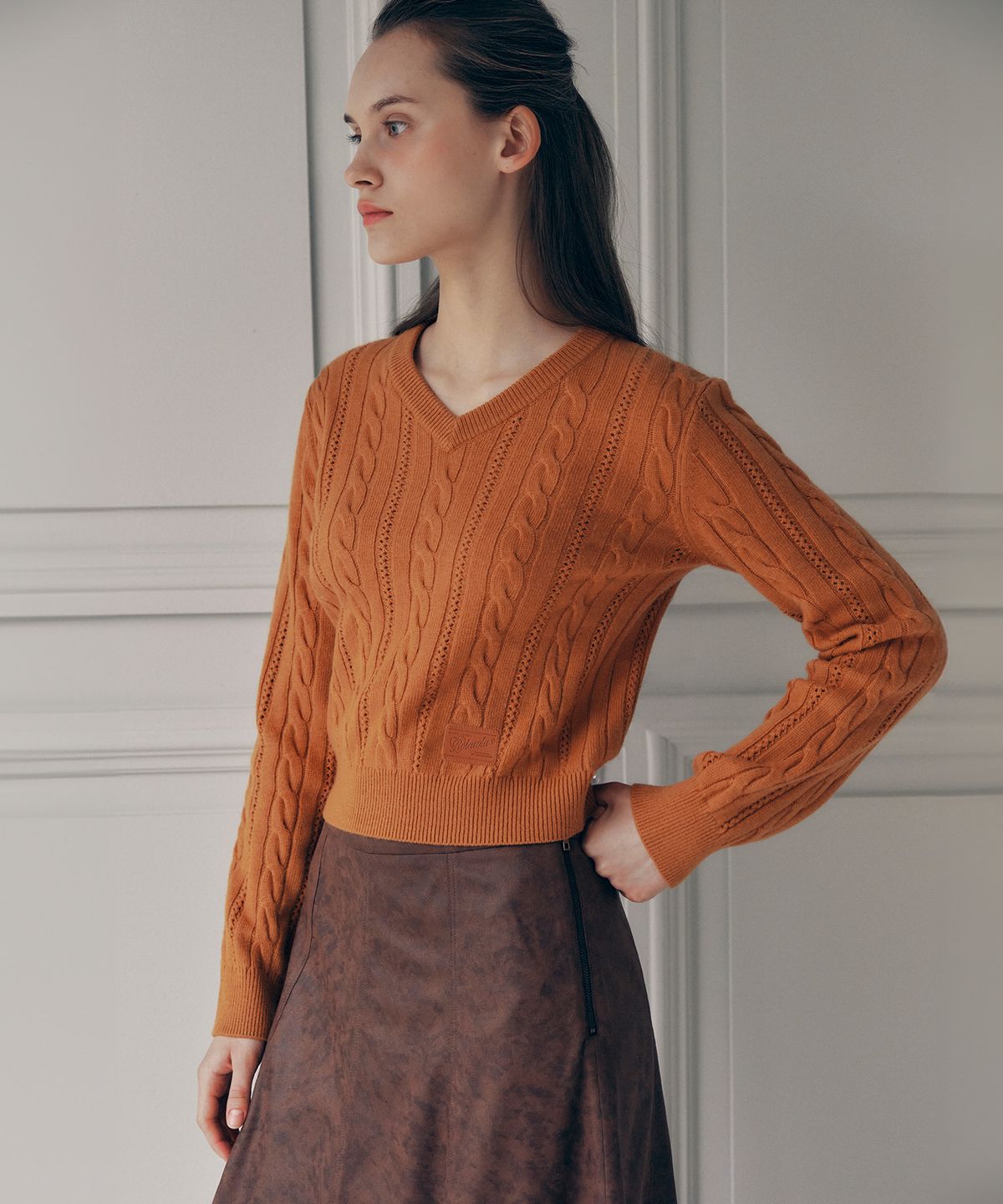 로라로라(ROLAROLA) V NECK CABLE LABEL KNIT ORANGE
