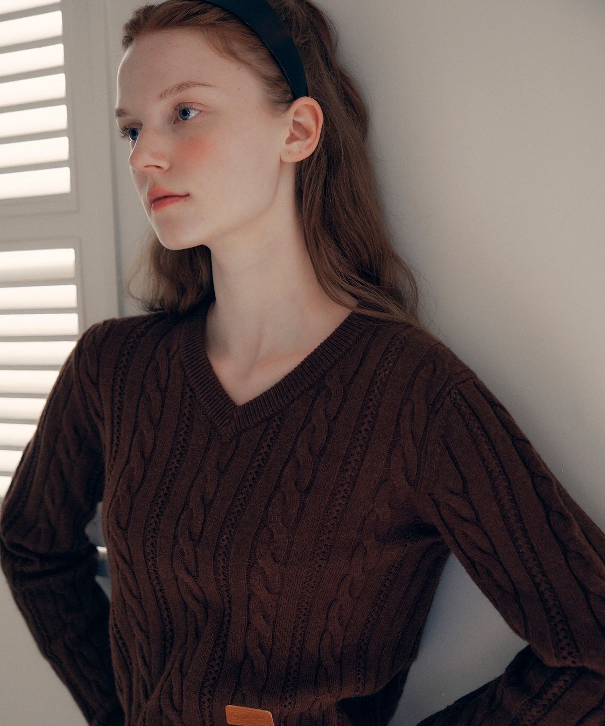 로라로라(ROLAROLA) V NECK CABLE LABEL KNIT BROWN