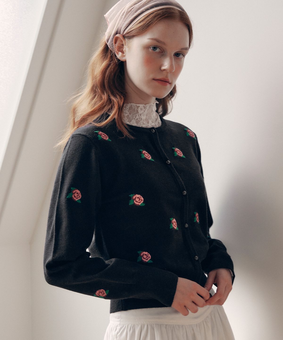 로라로라(ROLAROLA) VINTAGE ROSE CARDIGAN BLACK