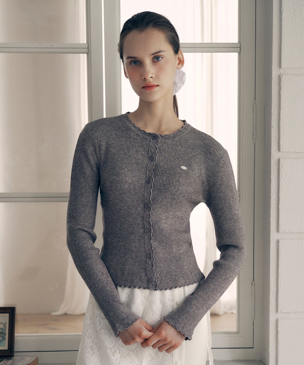 로라로라(ROLAROLA) SCALLOP LACE POINT CARDIGAN GRAY