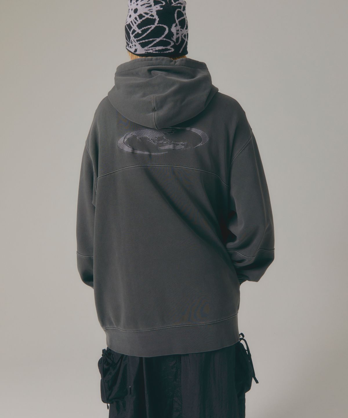 엘엠씨(LMC) PIGMENT DYED OVAL GLOBE HOODIE black