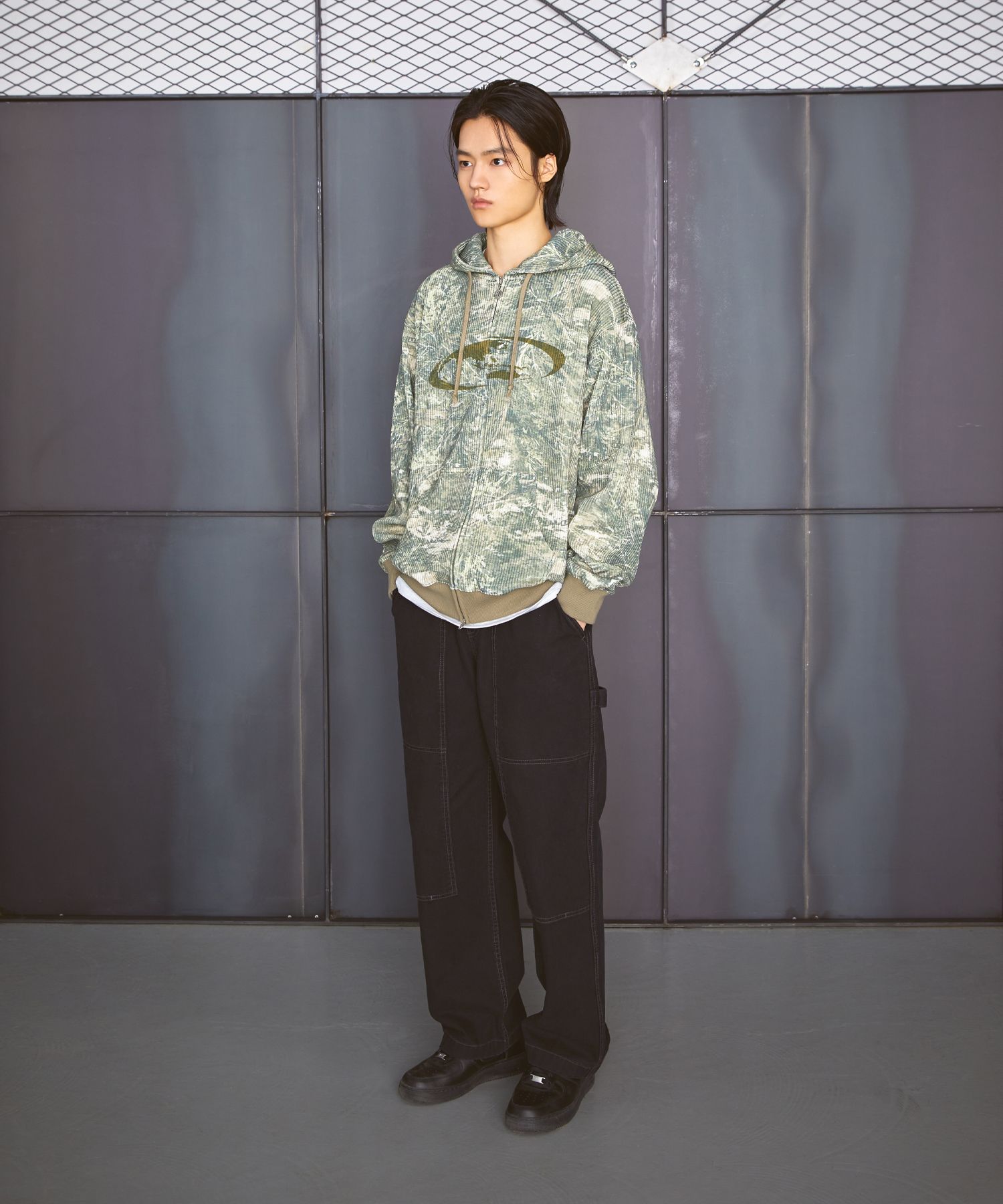 MUSINSA公式 | LMC OVAL GLOBE WAFFLE ZIP-UP HOODIE charcoal