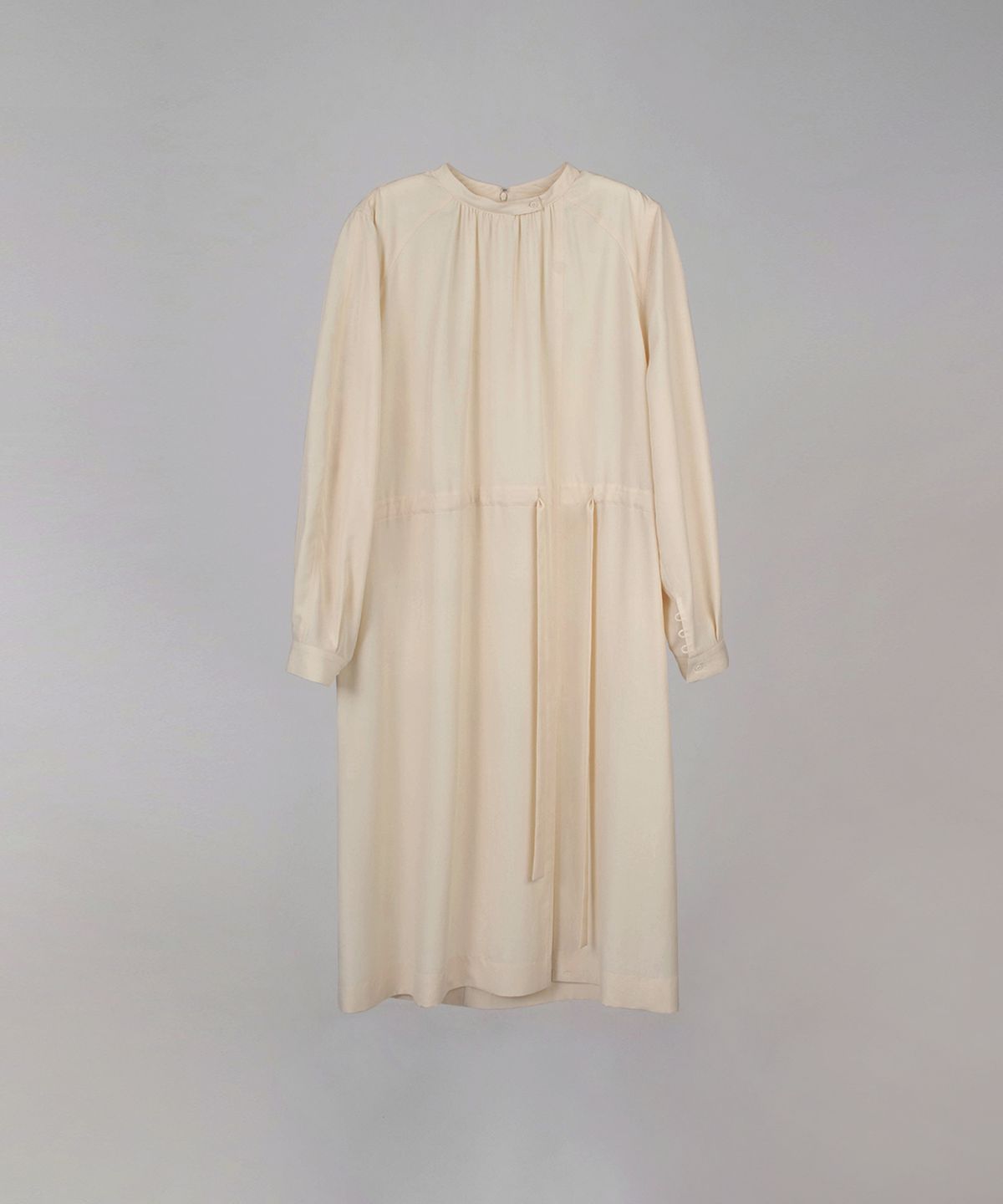 오버듀플레어(OVERDUEFLAIR) HALF NECK SHIRRING DRESS_CREAM