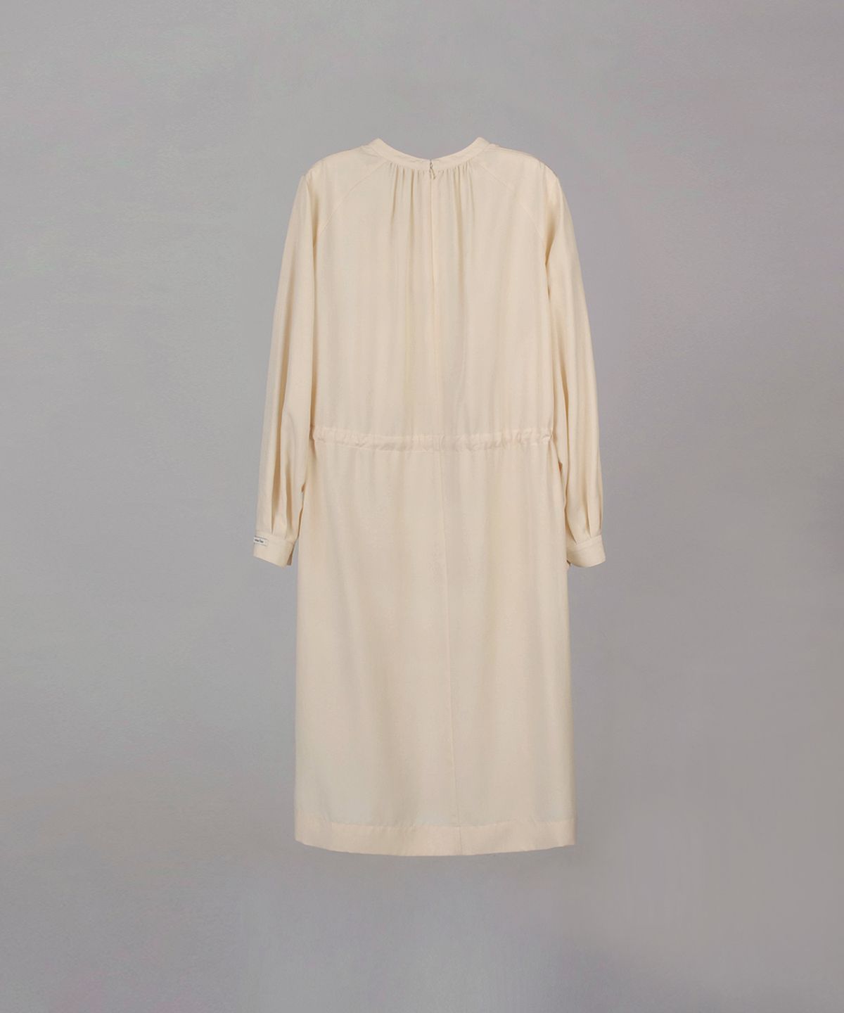 오버듀플레어(OVERDUEFLAIR) HALF NECK SHIRRING DRESS_CREAM