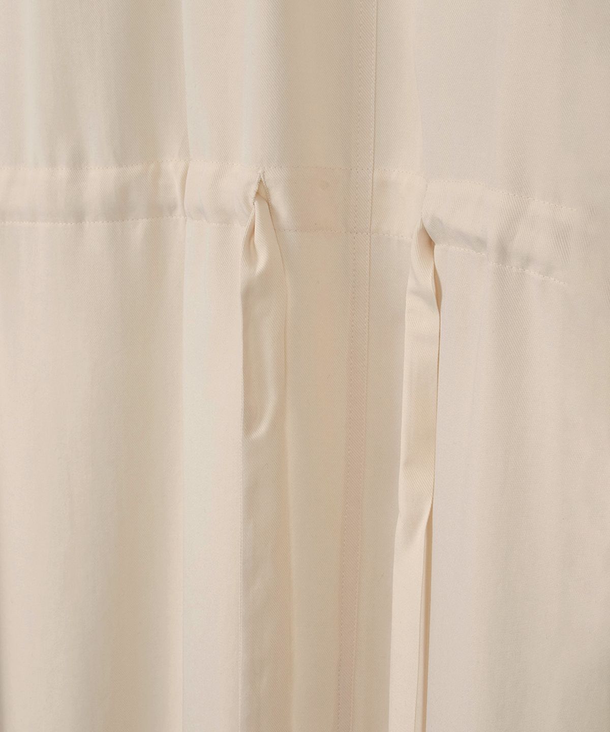 오버듀플레어(OVERDUEFLAIR) HALF NECK SHIRRING DRESS_CREAM