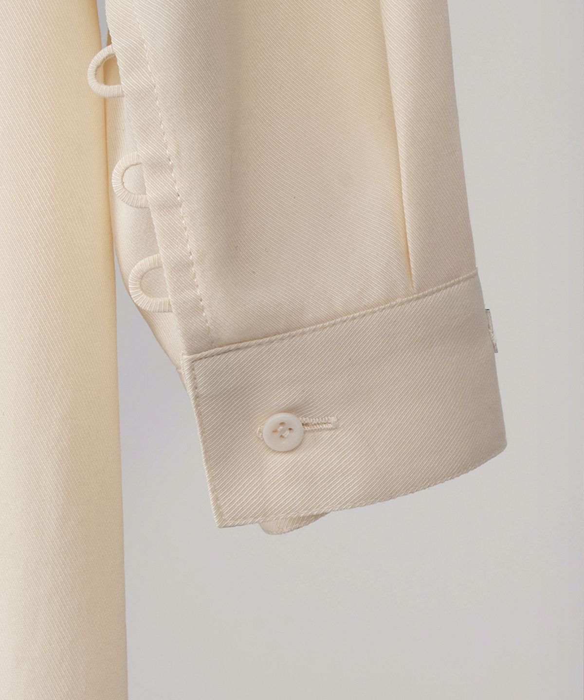 오버듀플레어(OVERDUEFLAIR) HALF NECK SHIRRING DRESS_CREAM
