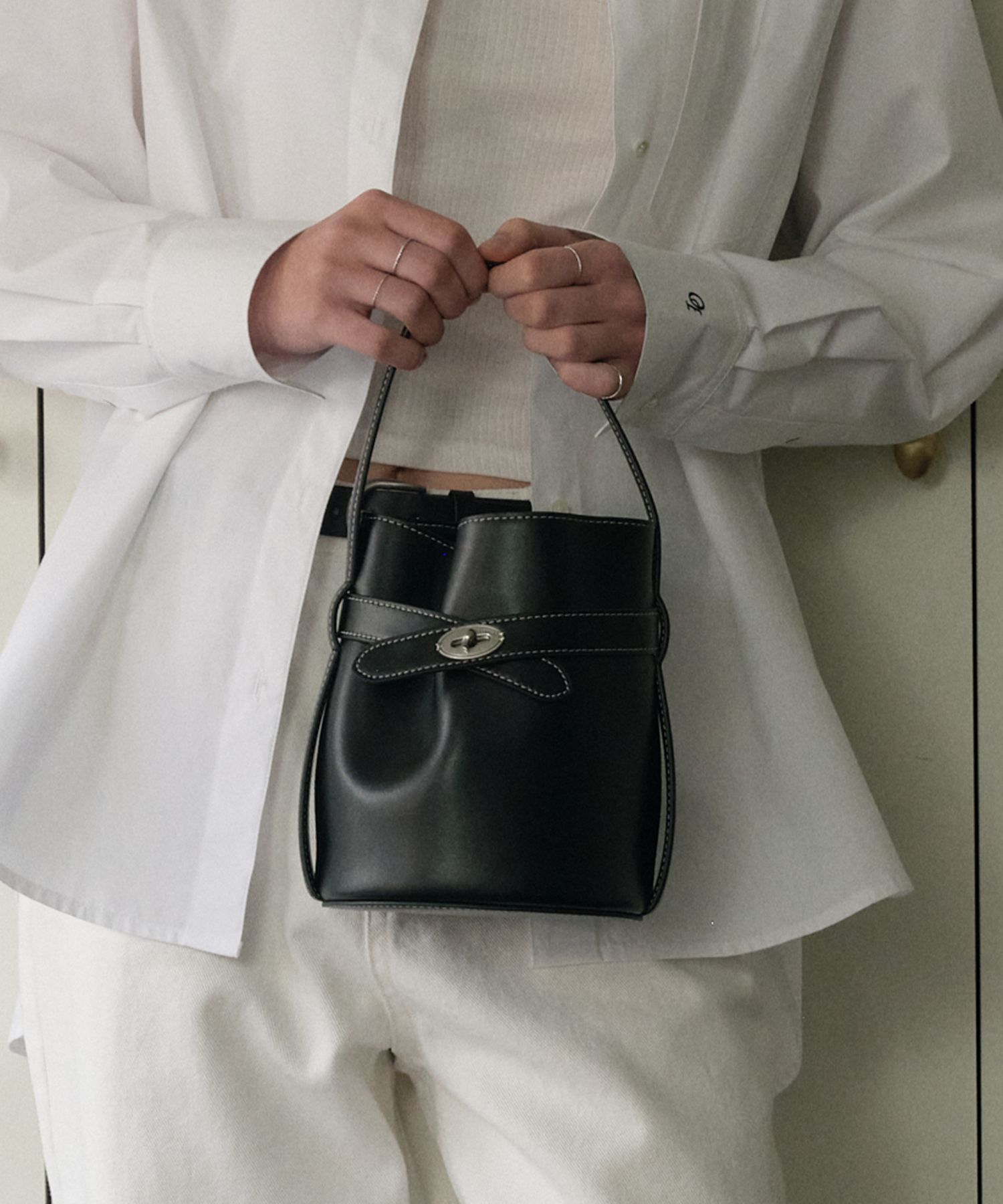 [OSTKAKA] Classic Belt Bucket Bag Mini_3colors ☆韓国人気☆ MUSINSA | OSTKAKA Classic Belt Bucket Bag Mini Black