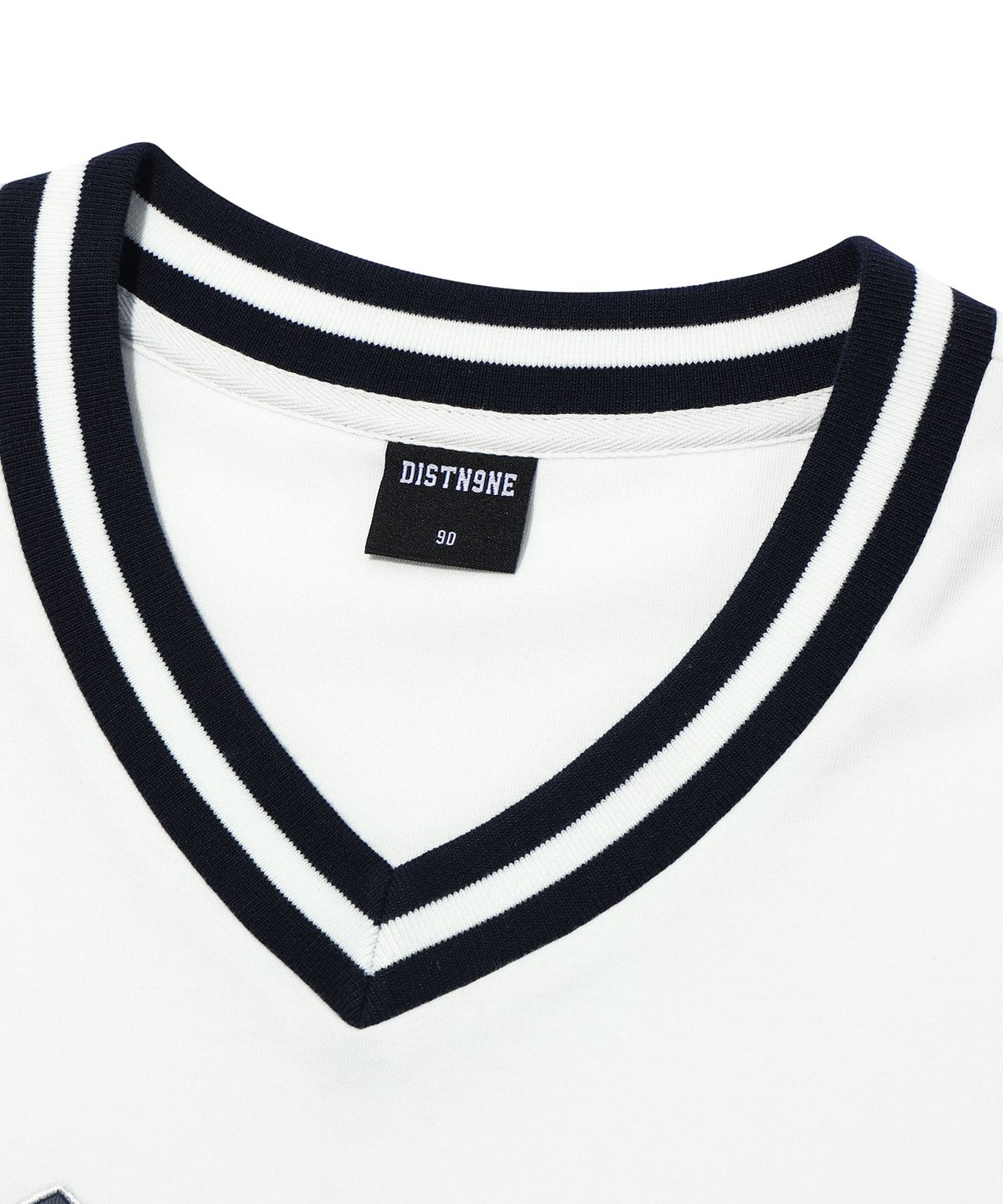 디스트나인(DISTN9NE) 브이넥 데일리 맨투맨 OFF WHITE (LO3TF625-001)