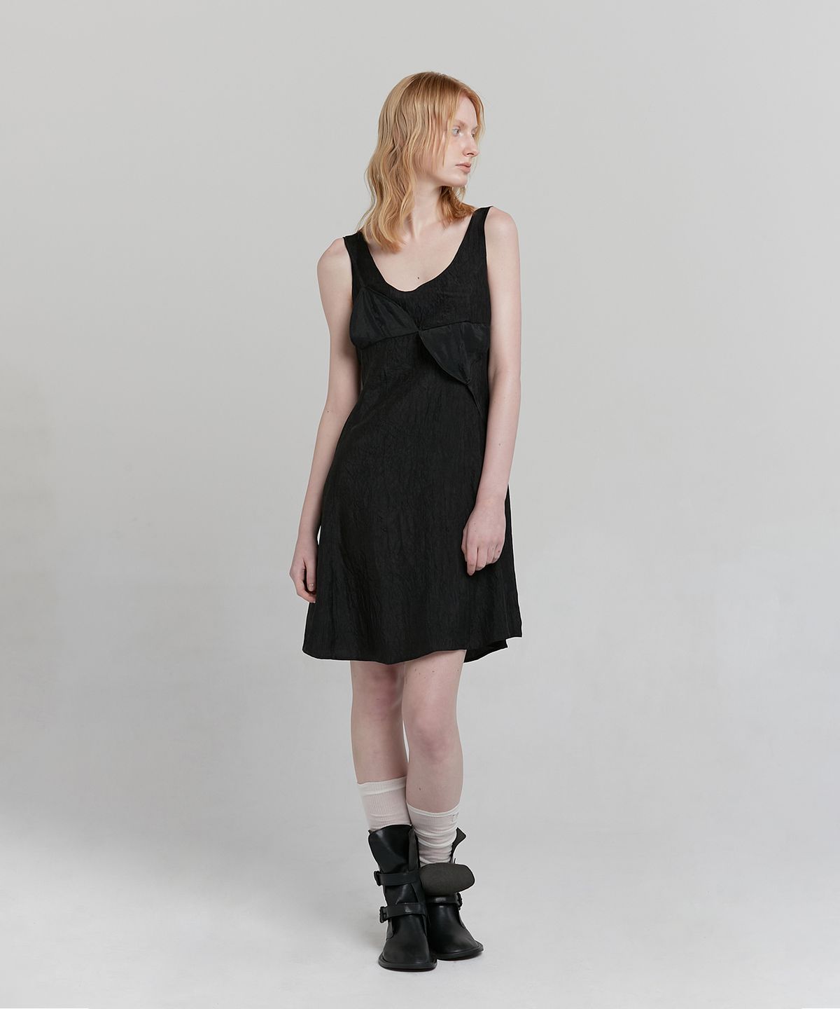 로우타이드(LOW TIDE) WRINKLE SLEEVELESS DRESS [BLACK]