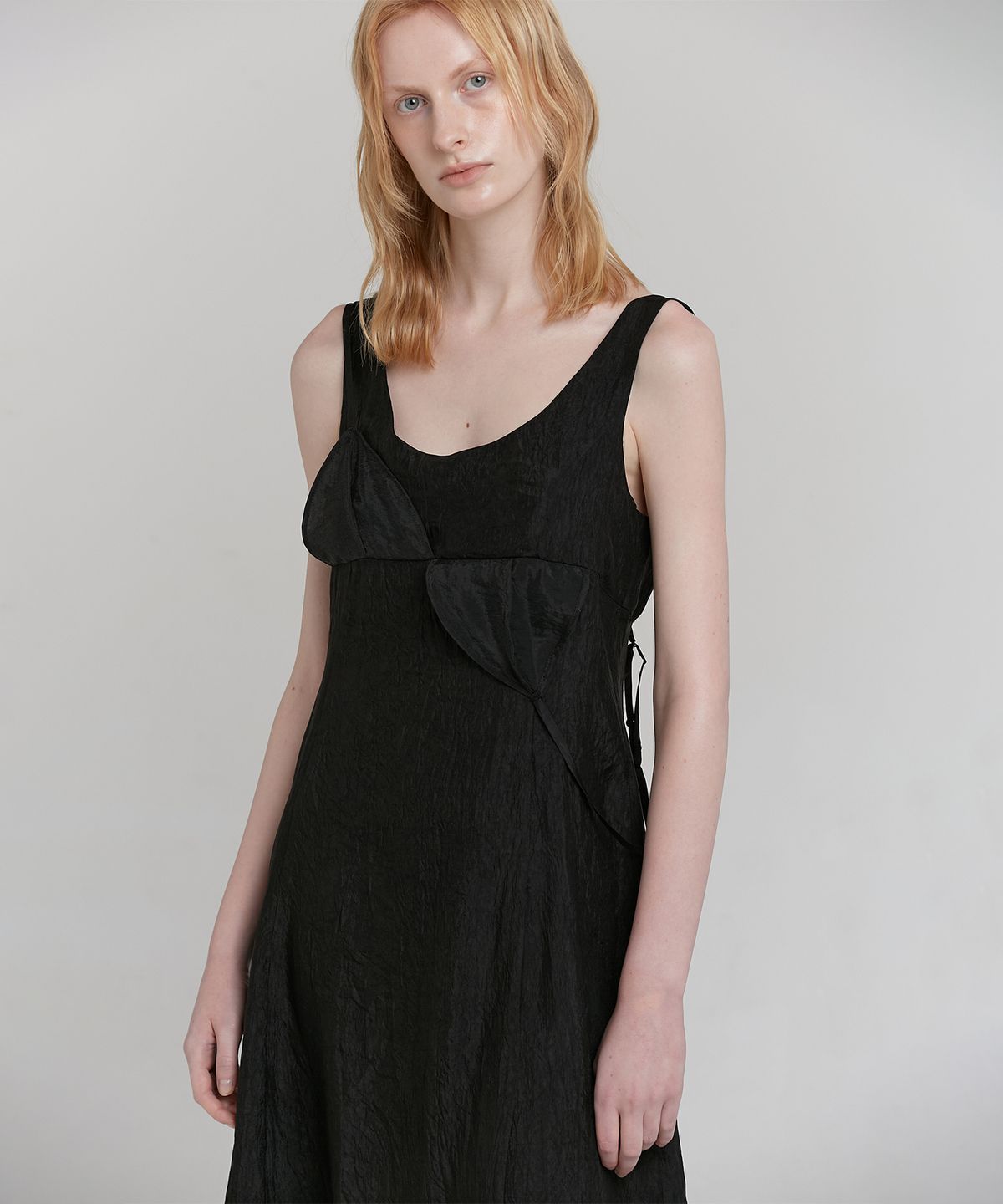 로우타이드(LOW TIDE) WRINKLE SLEEVELESS DRESS [BLACK]