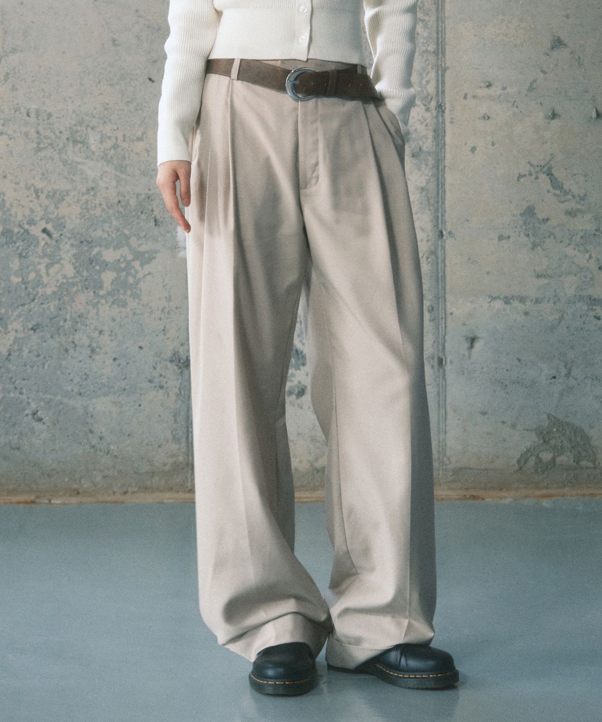 세컨모놀로그(SECONDMONO) 세미 와이드핏 투턱 턴업 슬랙스 [BEIGE]_SEPT052BEIGE