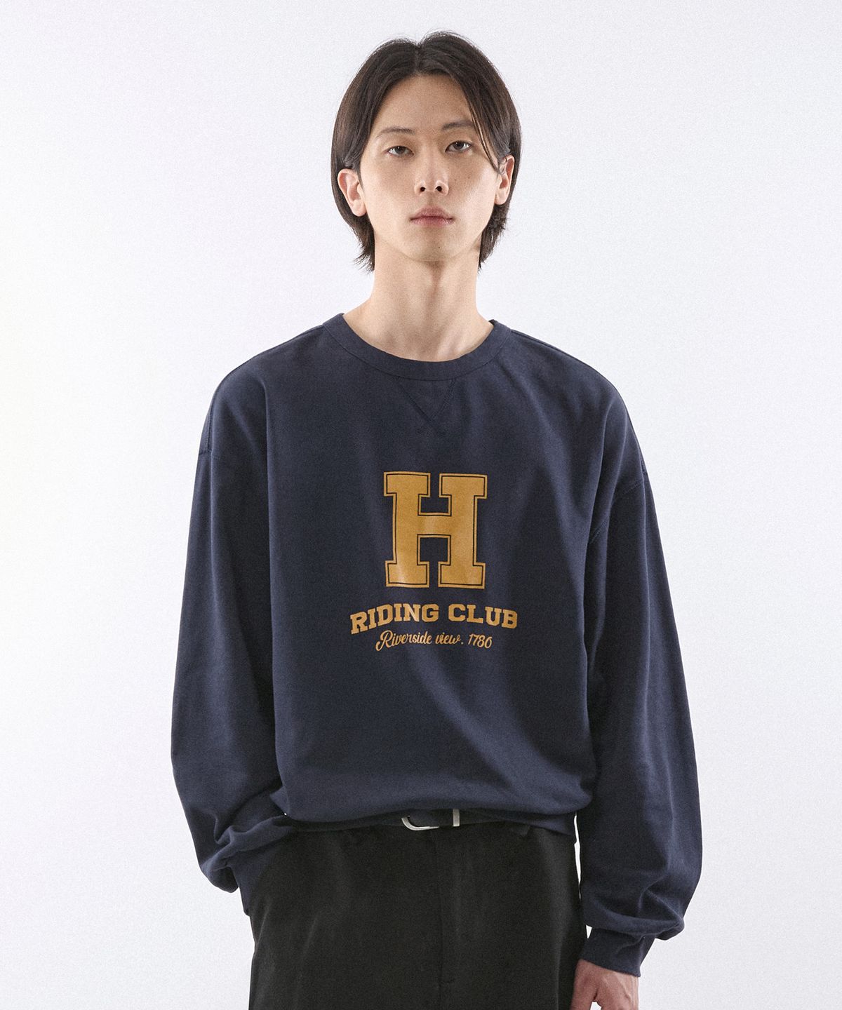 세컨모놀로그(SECONDMONO) 홀스 라이딩 클럽 맨투맨 [NAVY]_SETS043NAVY