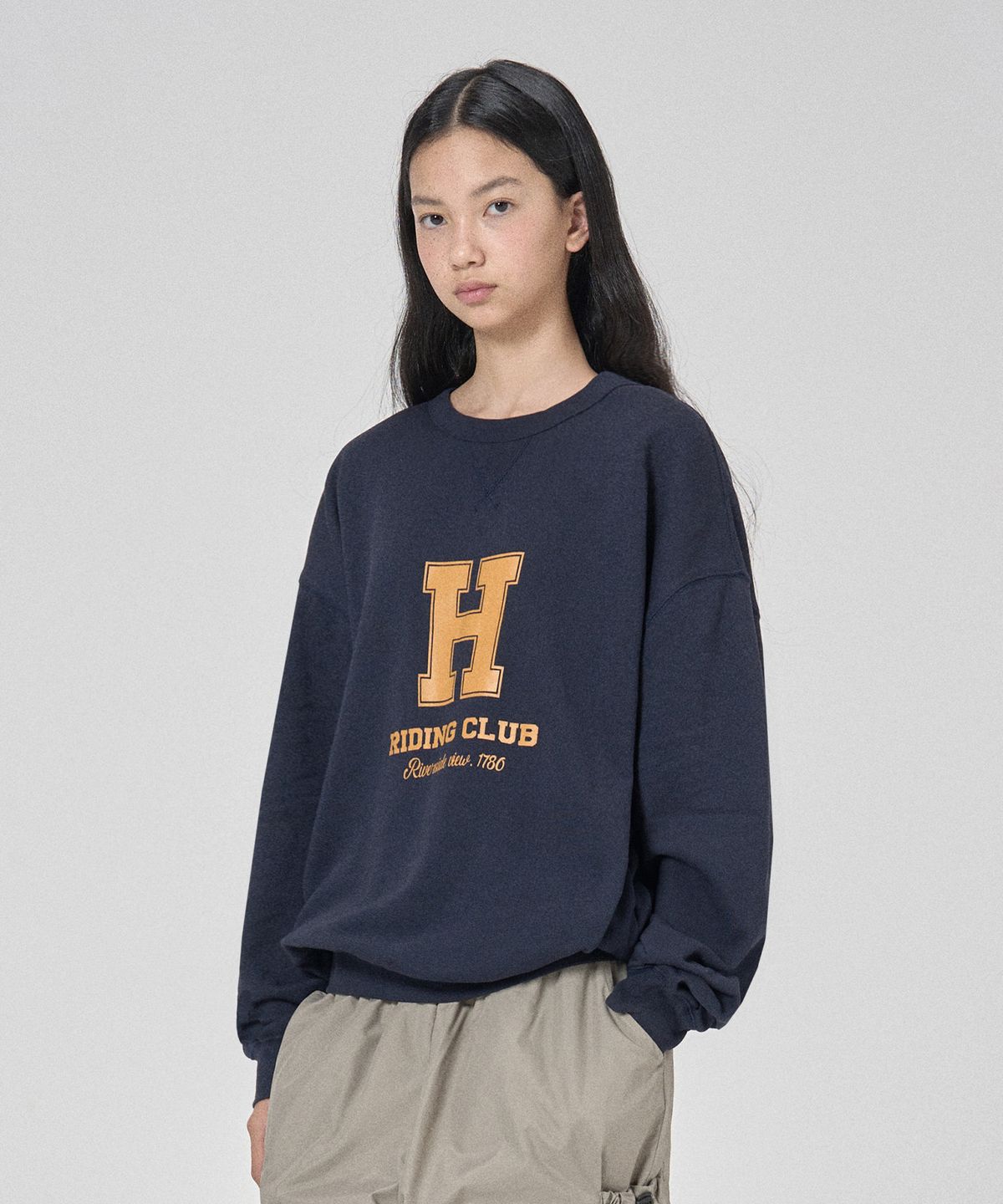 세컨모놀로그(SECONDMONO) 홀스 라이딩 클럽 맨투맨 [NAVY]_SETS043NAVY