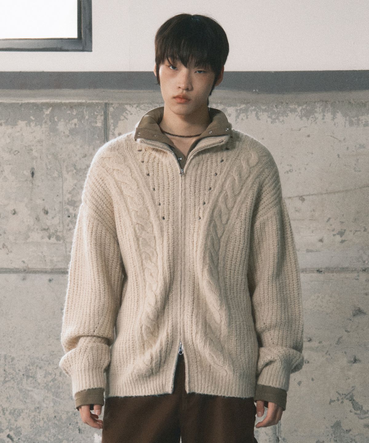 세컨모놀로그(SECONDMONO) 커브드 패턴 헤비 울 하찌 니트 집업 [BEIGE]_SEKT030BEIGE