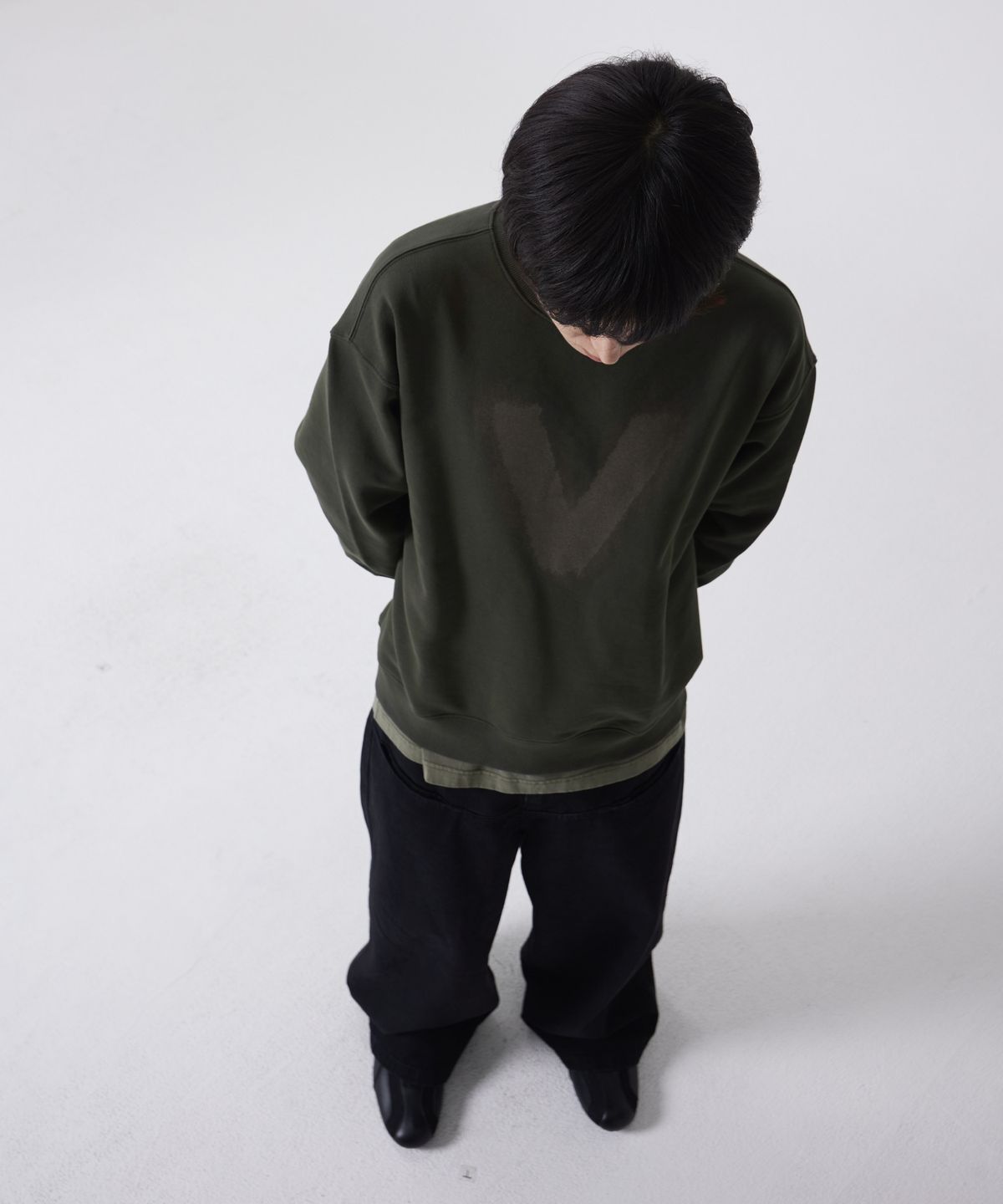 본바트(VONVAT) V 로고 스웻셔츠 (머드 카키)