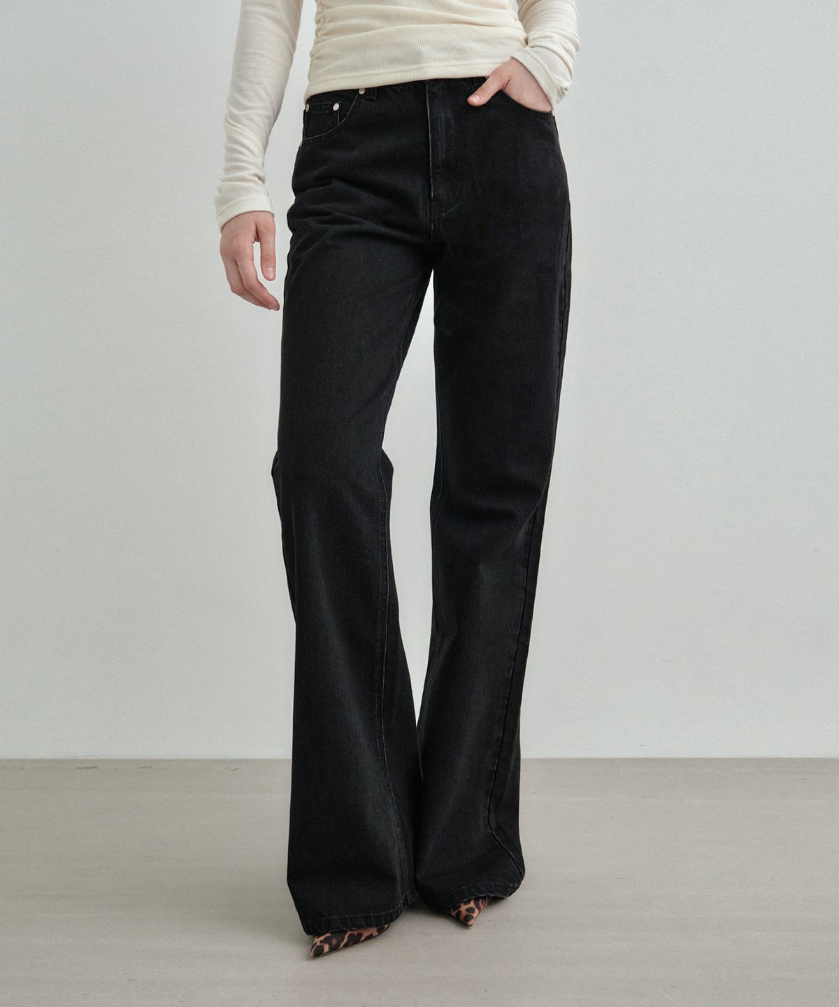 몽돌(MONGDOL) 내추럴 세미 부츠컷 데님 진 블랙 MDPT059BLACK