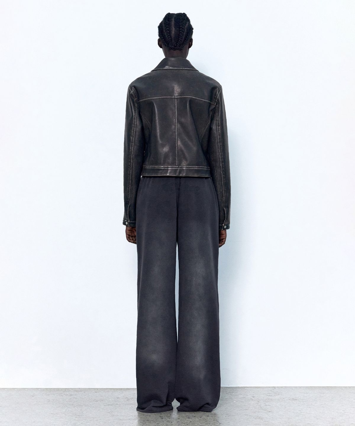 인사일런스 우먼(INSILENCE WOMEN) 워시드 그래픽 스웨트팬츠 CHARCOAL