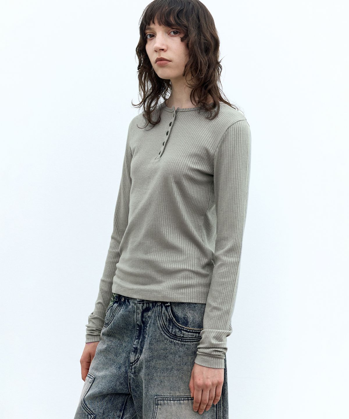 인사일런스 우먼(INSILENCE WOMEN) 헨리넥 롱슬리브 탑 LIGHT KHAKI