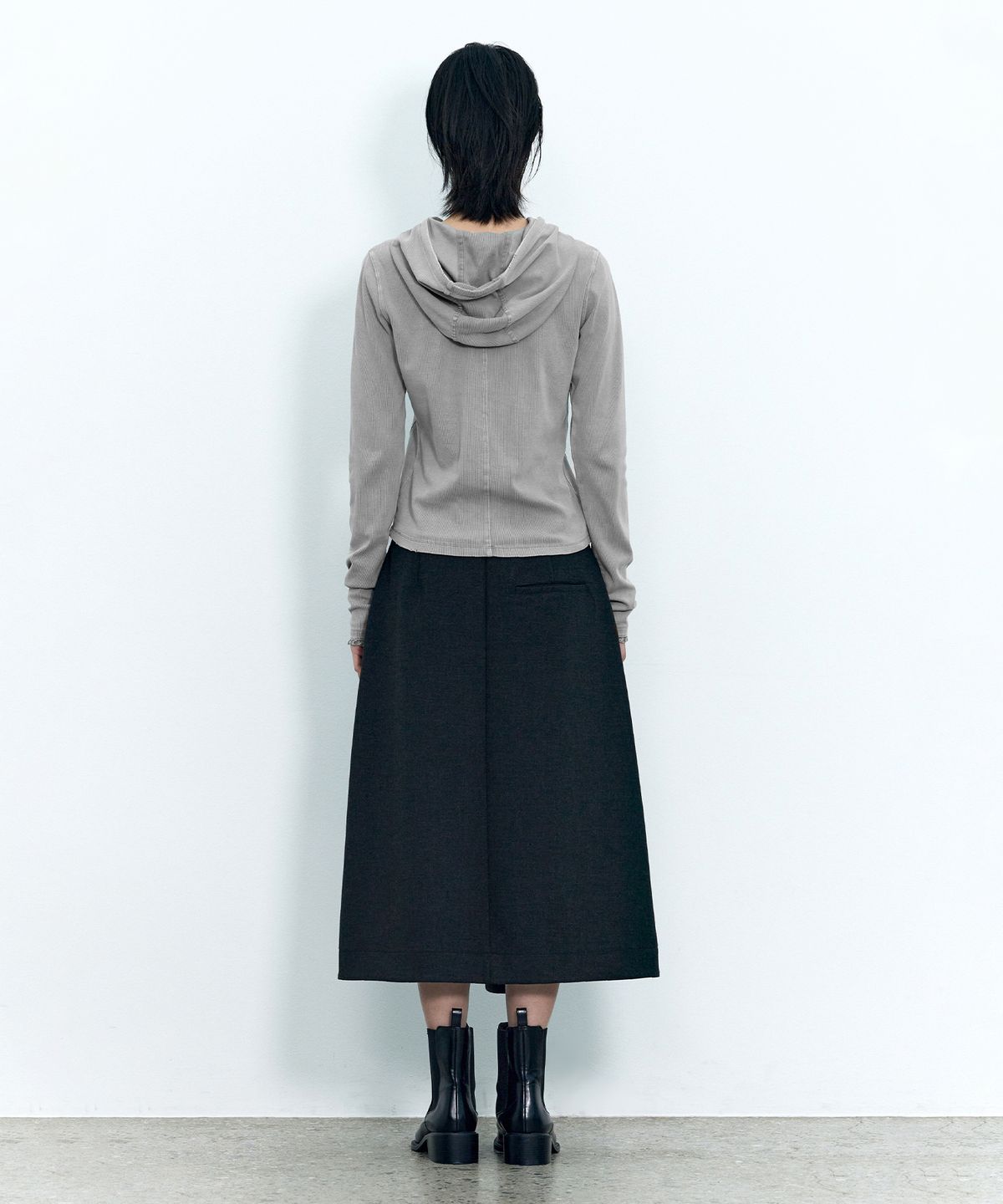 인사일런스 우먼(INSILENCE WOMEN) 인버티드 플리츠 스커트 CHARCOAL