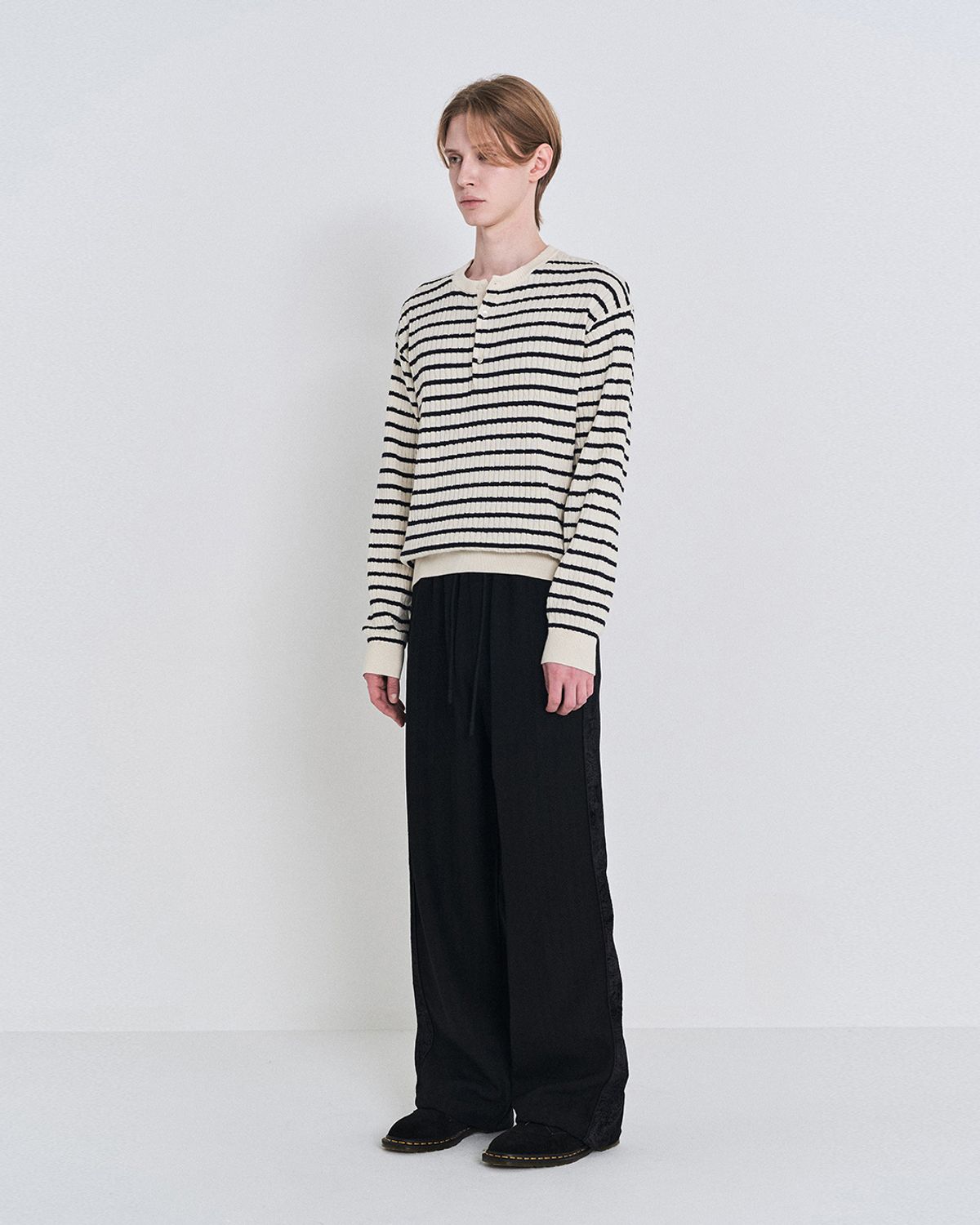 포커페이스(POKERFACE) CABLE STRIPE HENLEY NECK KNIT IVORY