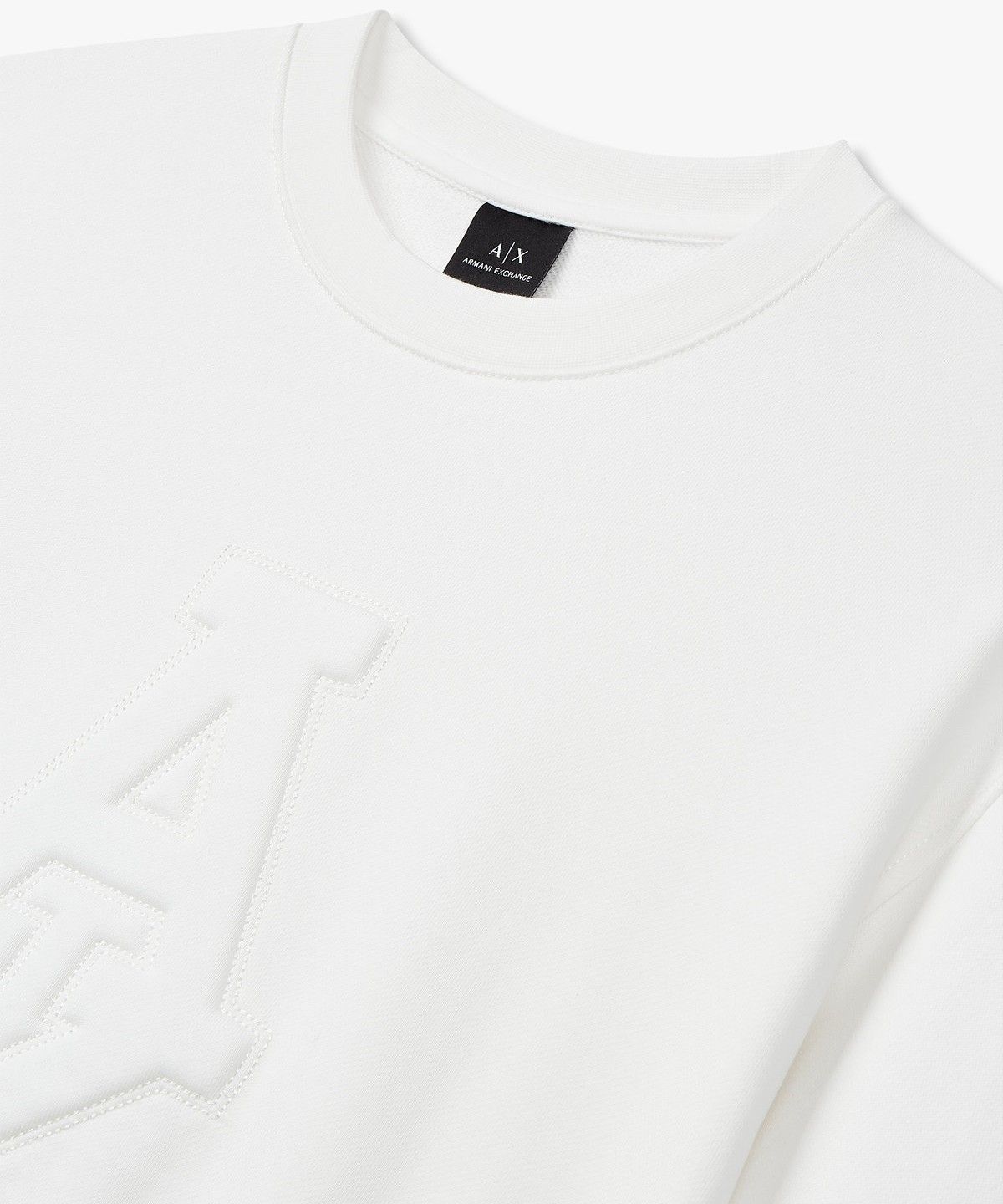아르마니 익스체인지(ARMANI EXCHANGE) 남성 엠보싱 AX 로고 맨투맨_화이트 A414331021