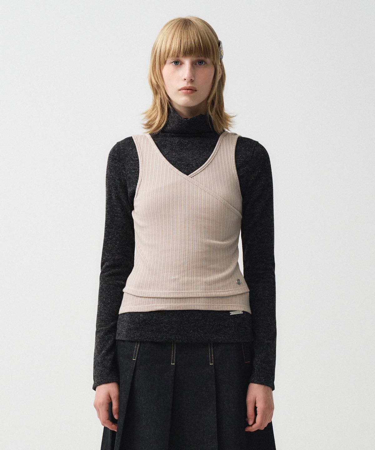 마리떼 프랑소와 저버(MARITHÉ + FRANҪOIS GIRBAUD) W LAYERED SIMPLE LOGO PENDANT SLEEVELESS beige