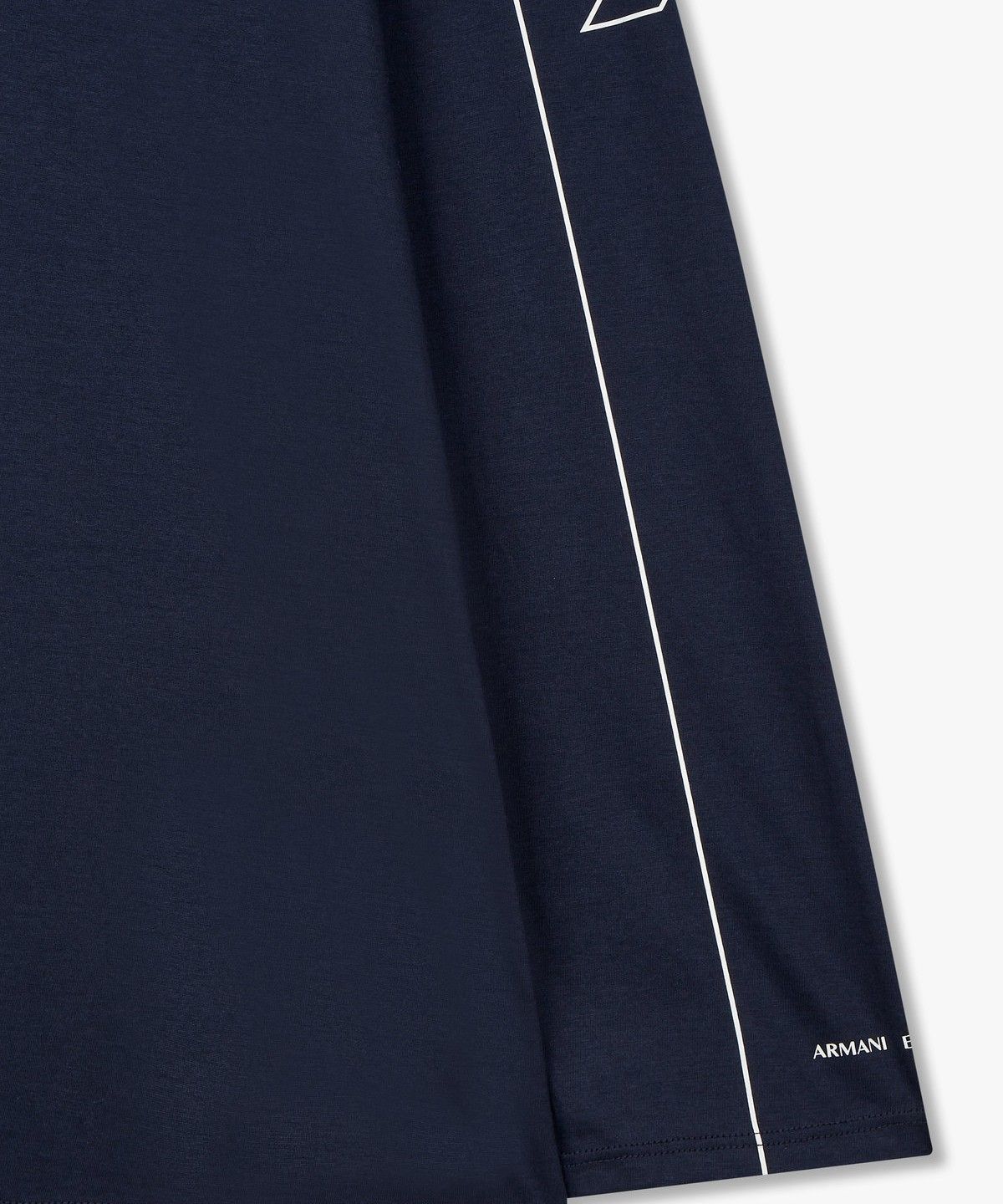 아르마니 익스체인지(ARMANI EXCHANGE) 남성 로고 슬리브 크루넥 티셔츠_네이비 A414330007