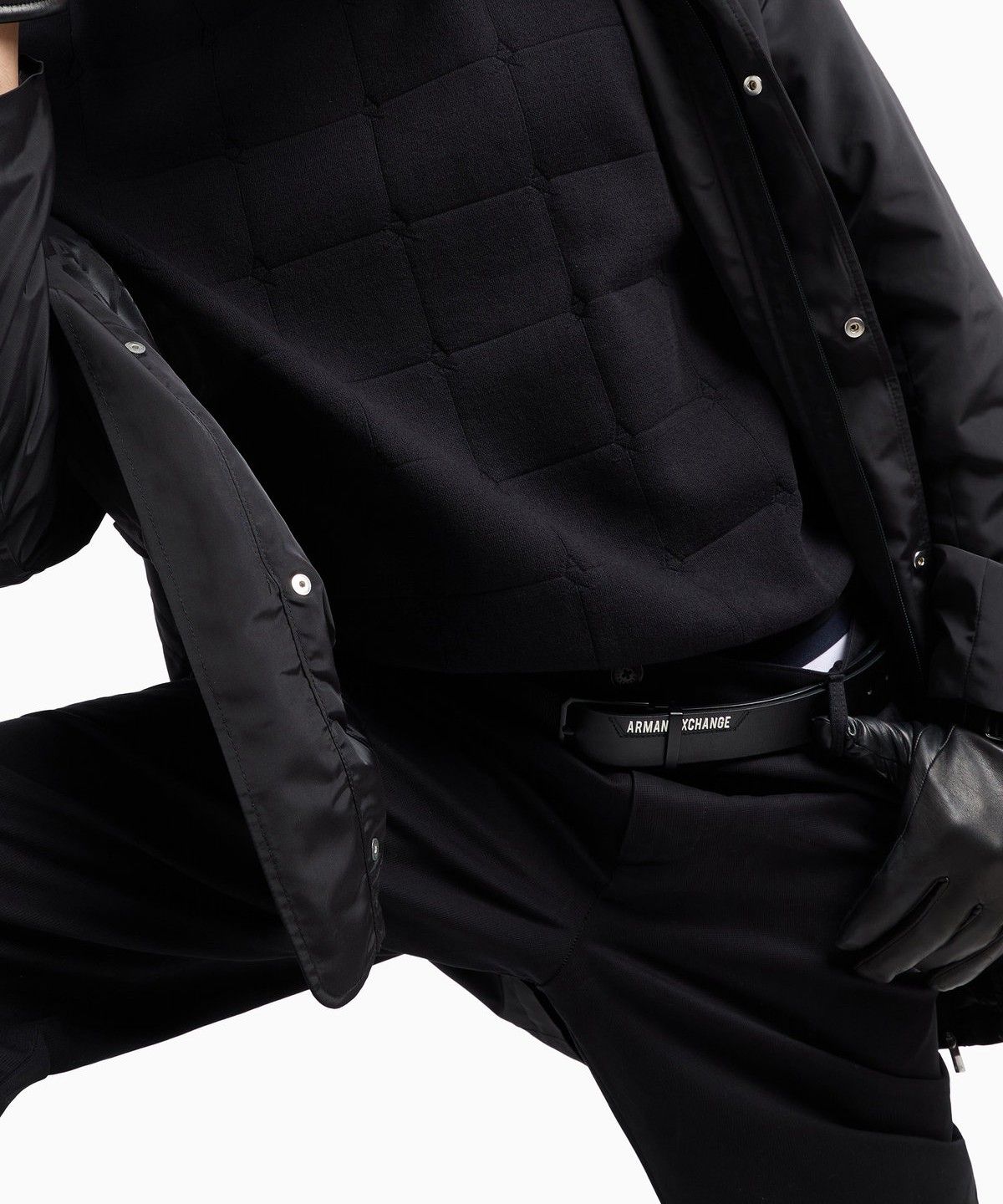 아르마니 익스체인지(ARMANI EXCHANGE) 남성 로고 플레이트 텍스처드 팬츠_블랙 A414342008