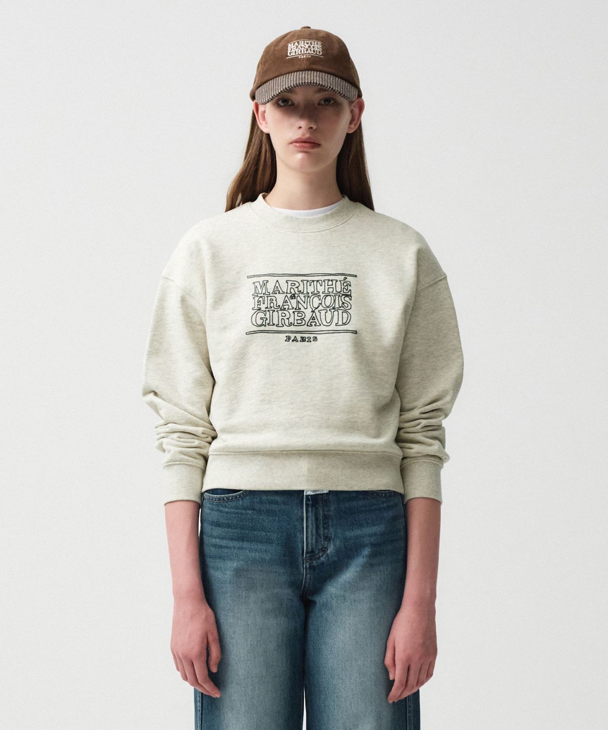 마리떼 프랑소와 저버(MARITHÉ + FRANҪOIS GIRBAUD) W DOODLE CLASSIC LOGO CROP SWEATSHIRT oatmeal