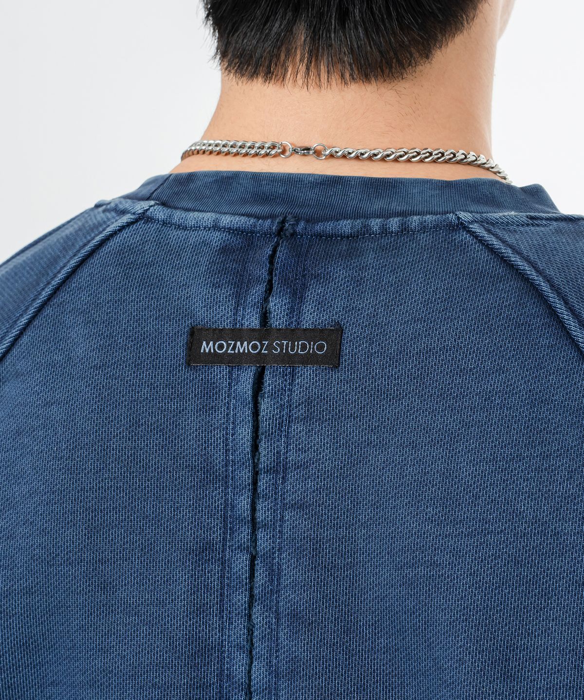 모즈모즈(MOZMOZ) 헤비 웨이트 피그먼트 나그랑 뒷절개 오버핏 맨투맨 블루
