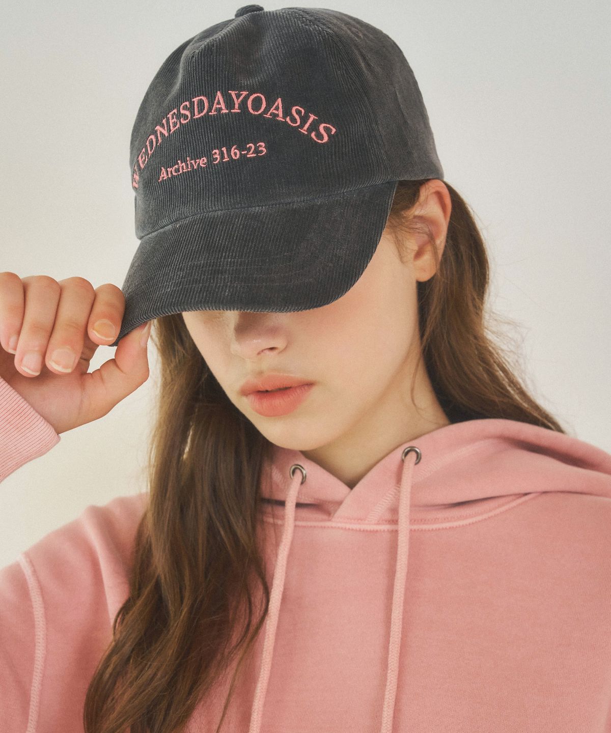 웬즈데이오아시스 포 우먼(WEDNESDAYOASISFORWOMEN) 시그니처 레터링 코듀로이 볼캡 (5color)
