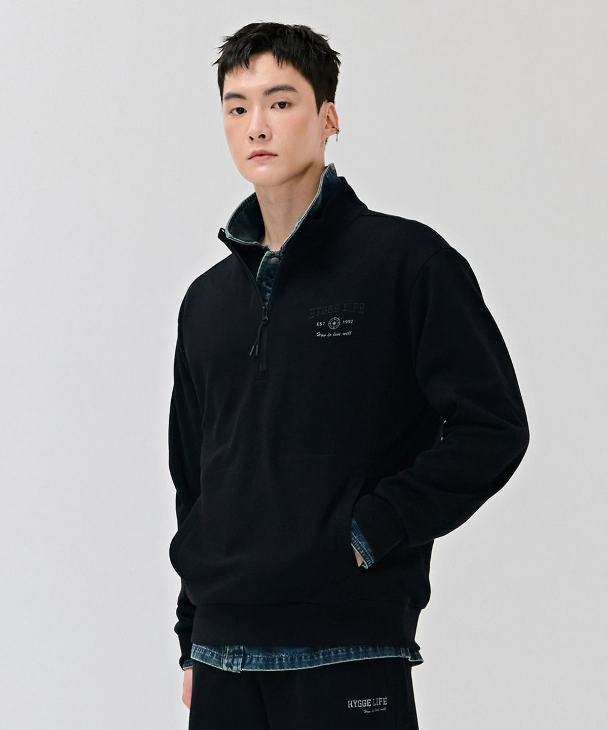 체이스컬트(CHASECULT) 남성 에센셜 레터링 반집업 티셔츠-블랙