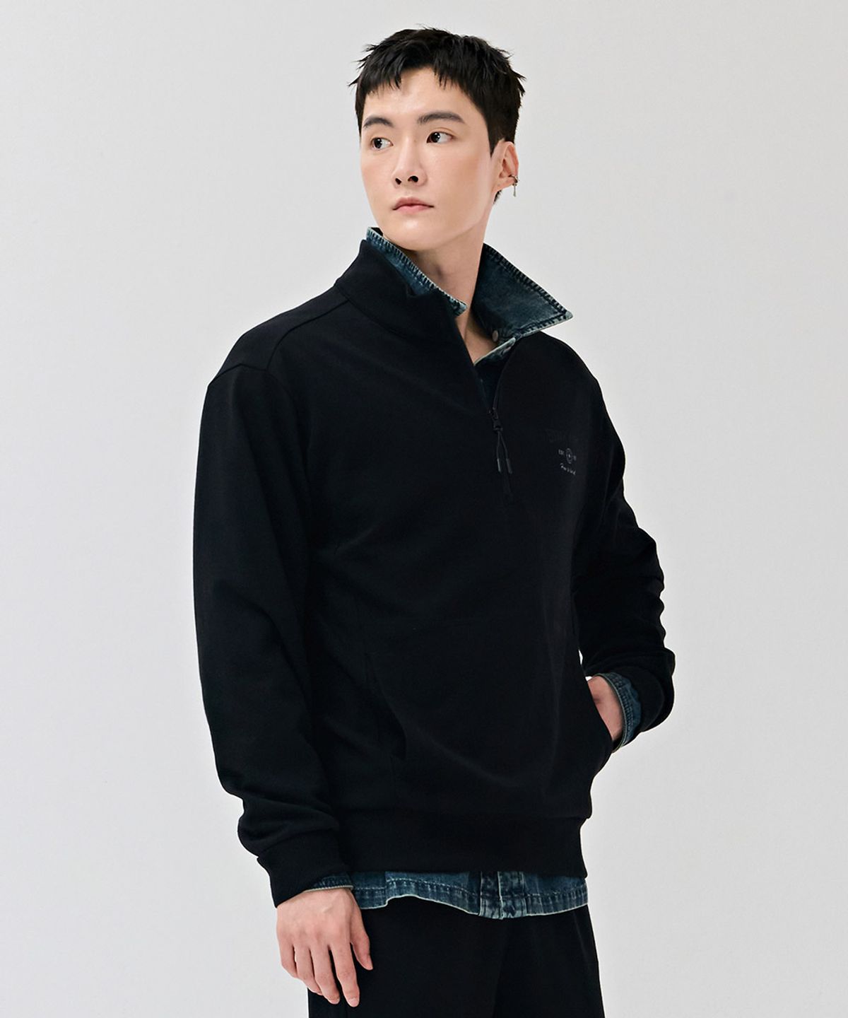 체이스컬트(CHASECULT) 남성 에센셜 레터링 반집업 티셔츠-블랙