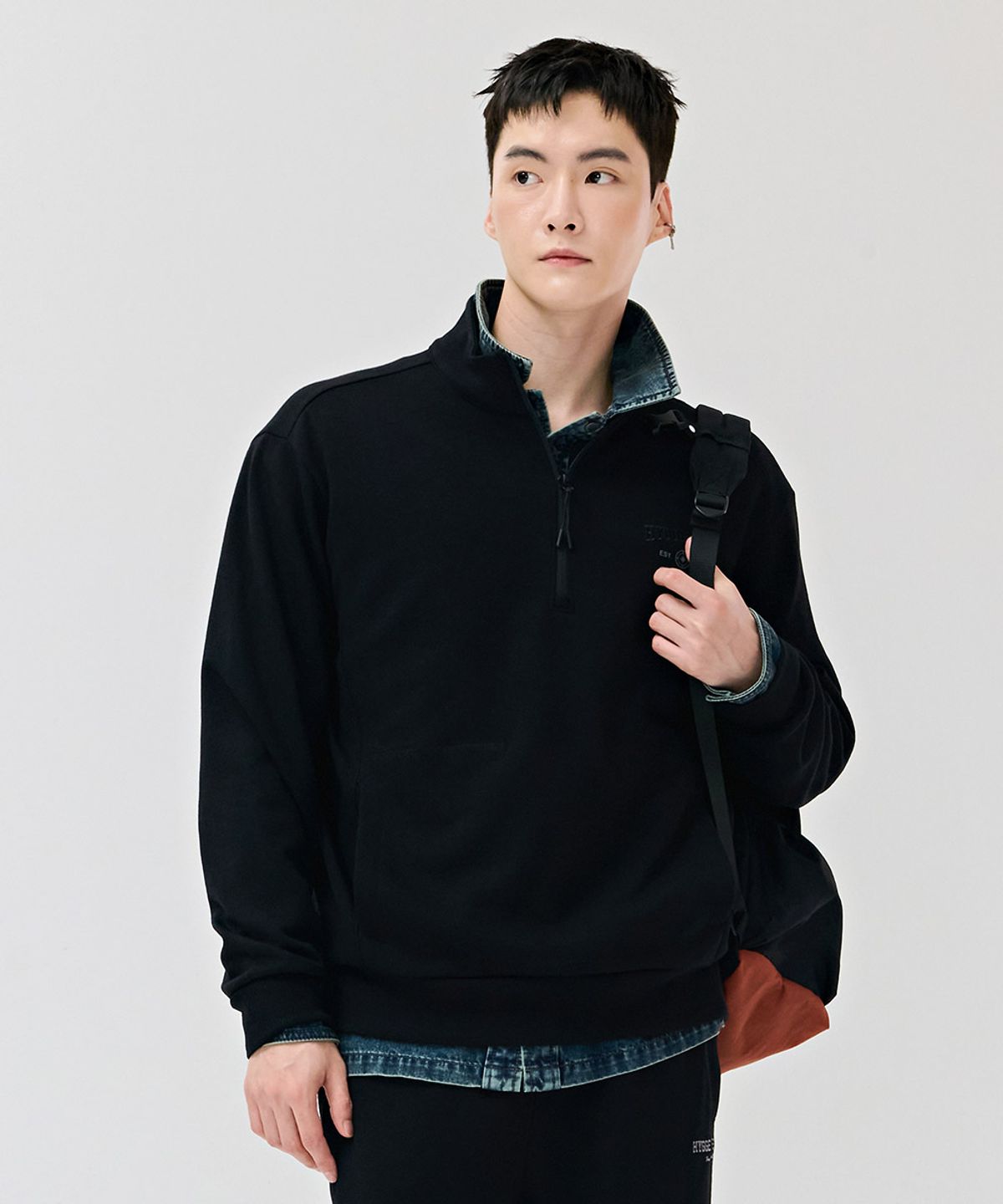 체이스컬트(CHASECULT) 남성 에센셜 레터링 반집업 티셔츠-블랙