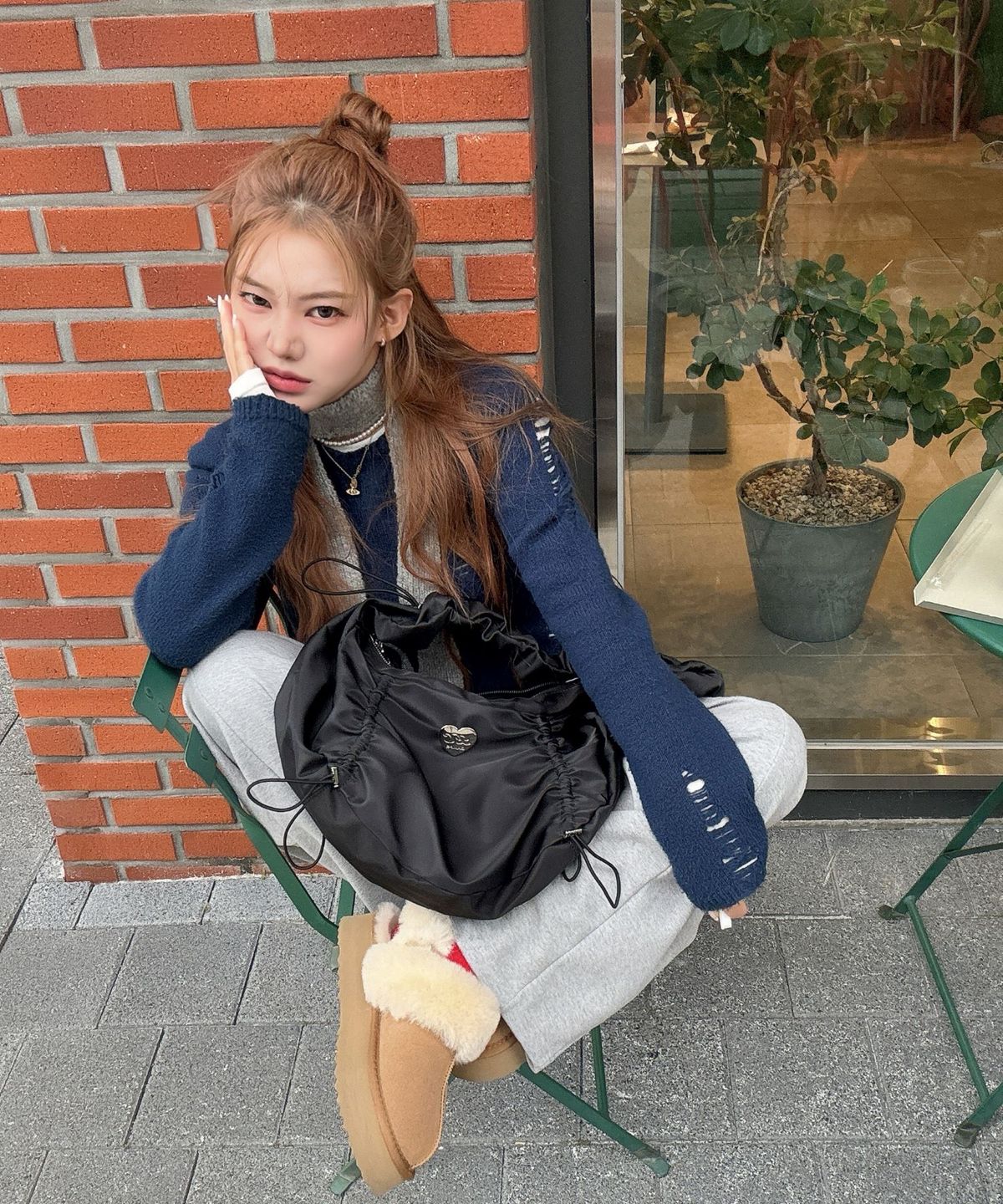 본챔스(BORN CHAMPS) 셔링 핸들 맥시 숄더백 B24FA02BK