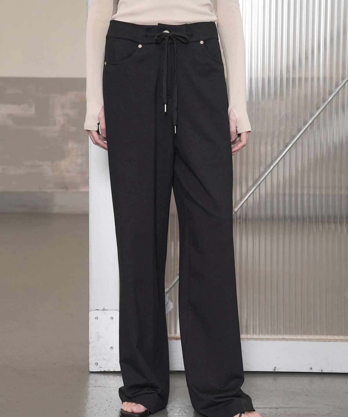 씨커슨(CKUSUN) DRAWSTRING STRETCH WIDE PANTS_BLACK