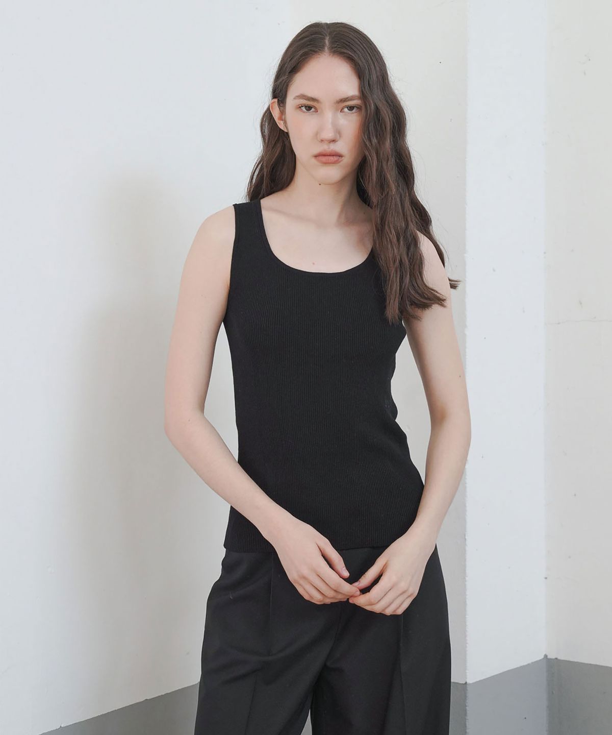 씨커슨(CKUSUN) EMBROIDERY SLEEVELESS KNIT TOP_BLACK
