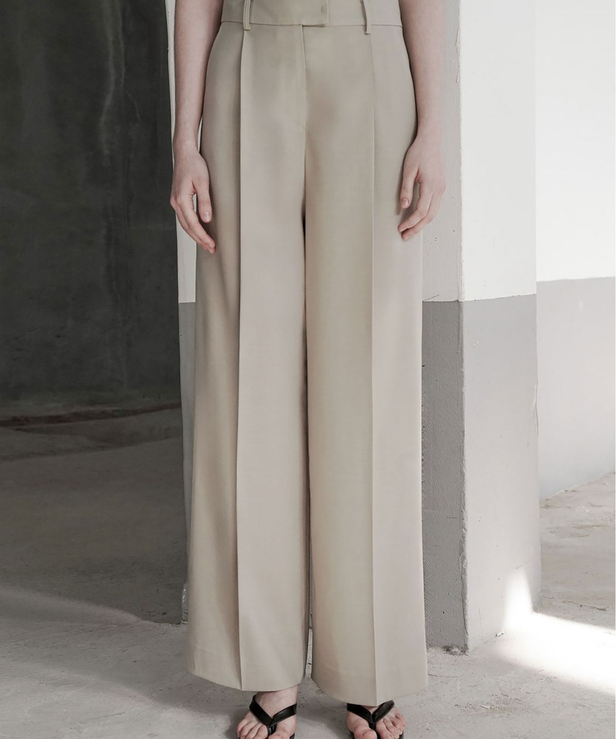 씨커슨(CKUSUN) IRREGULAR BACK DETAIL WIDE PANTS_OLIVE