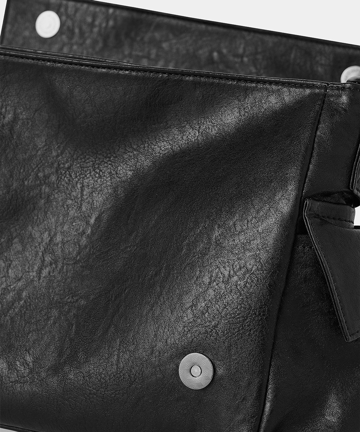 메종미네드(MAISON MINED) CRACK LEATHER CROSS BAG BLACK