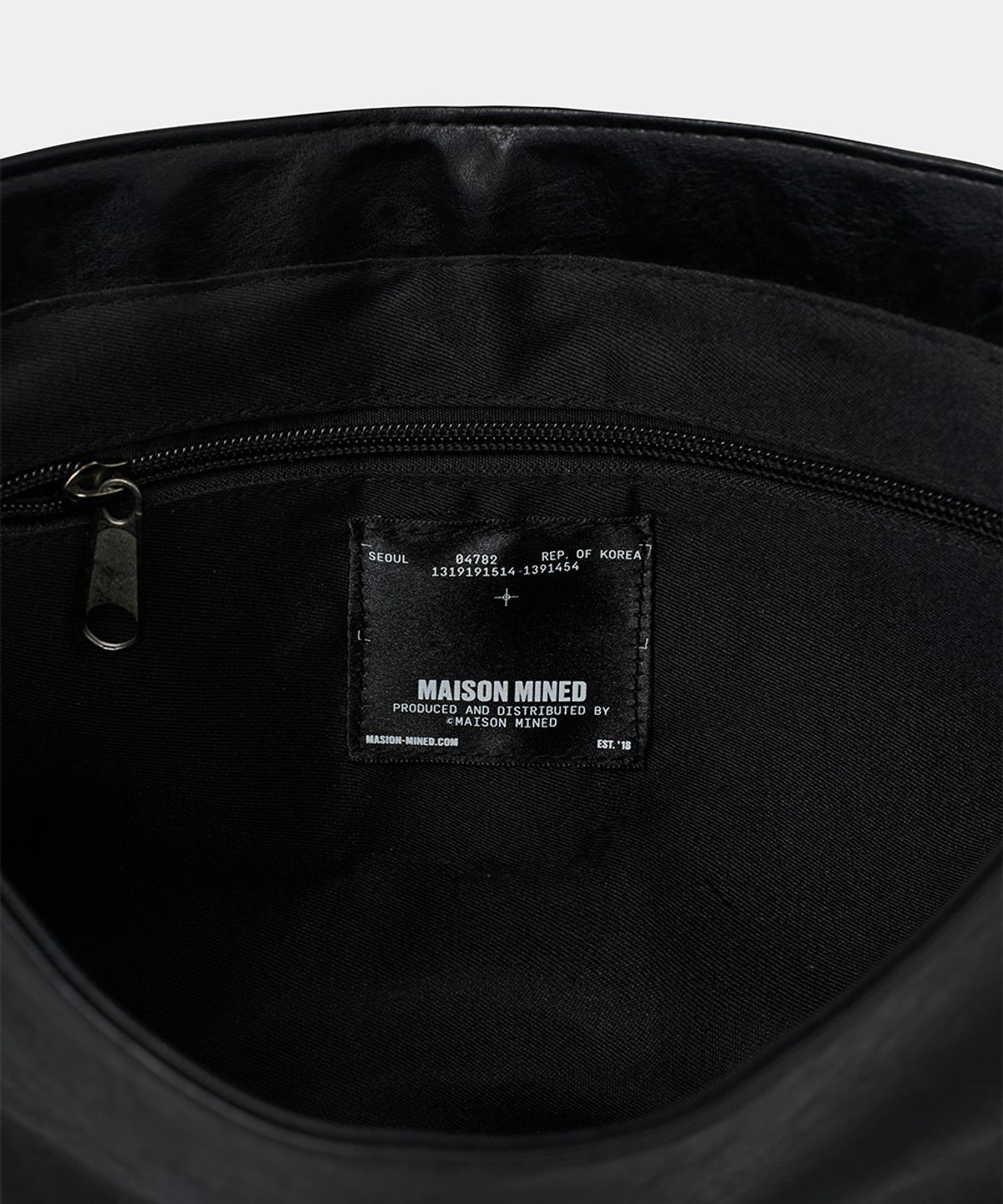 메종미네드(MAISON MINED) CRACK LEATHER CROSS BAG BLACK