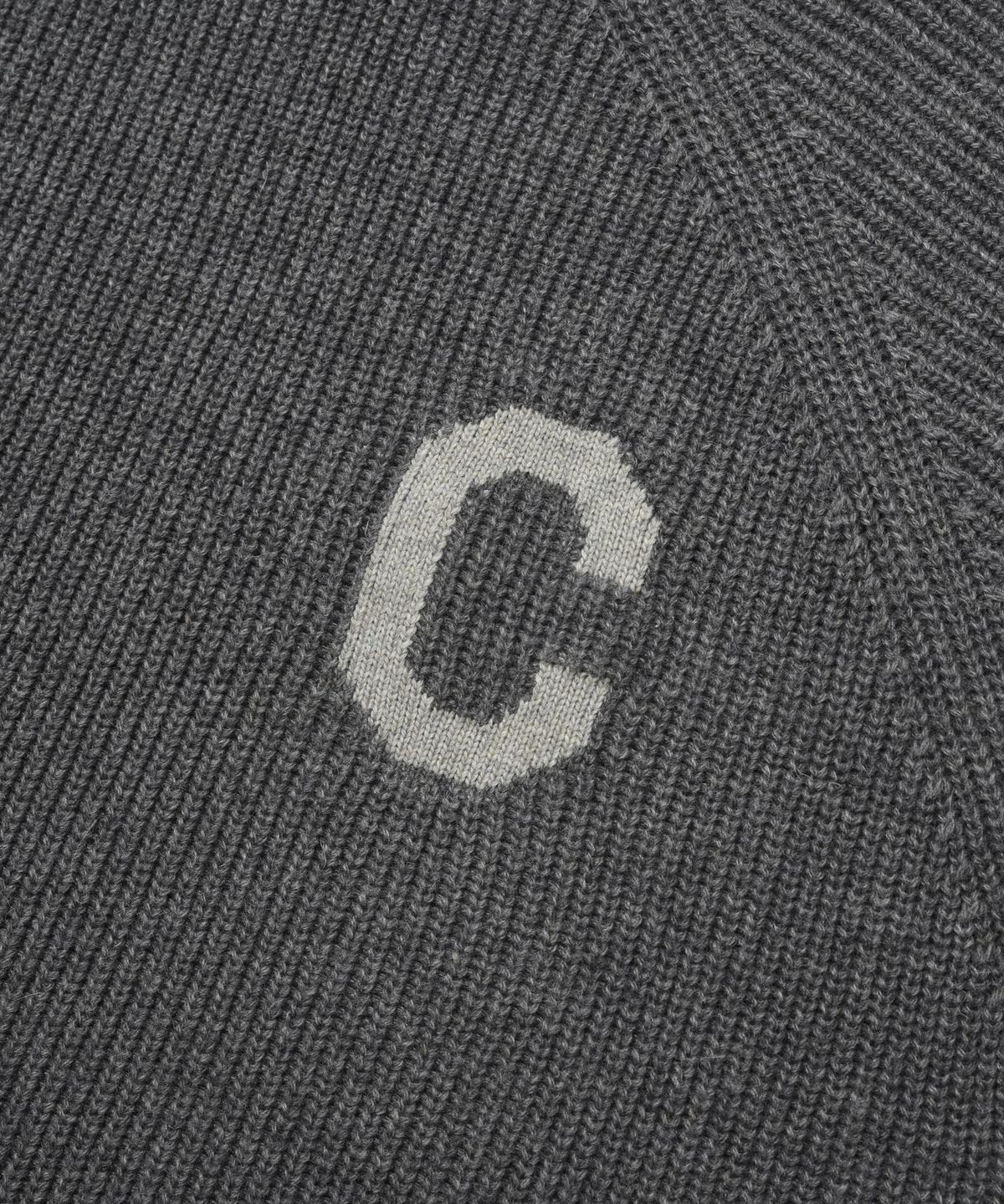 커버낫(COVERNAT) 미들 C 로고 크루넥 니트 멜란지 그레이