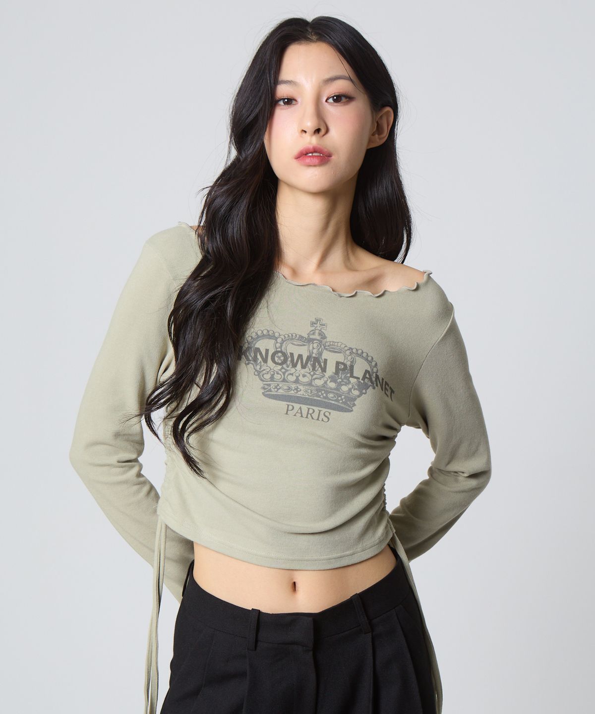 언노운 플라넷(UNKNOWN PLANET) 인터록 셔링 네크 탑 올리브 그린